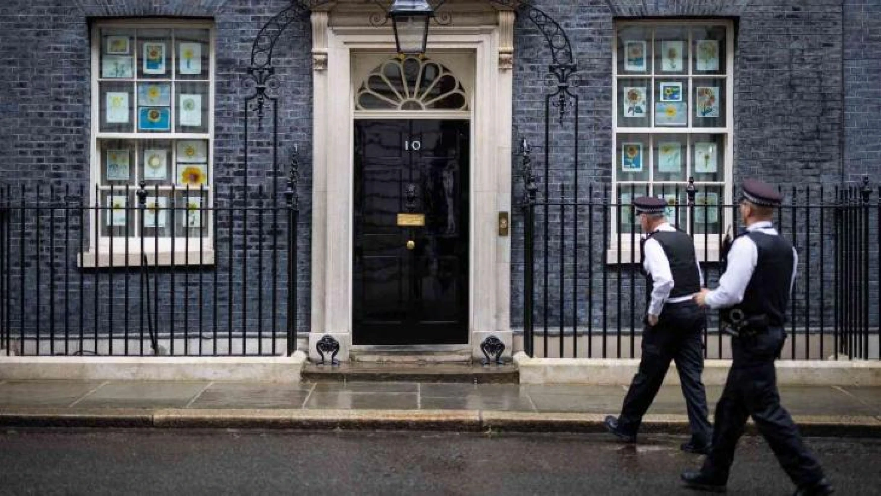 Bakanlardan Başbakanlık Ofisi'ne çıkarma: Johnson'a istifa baskısı