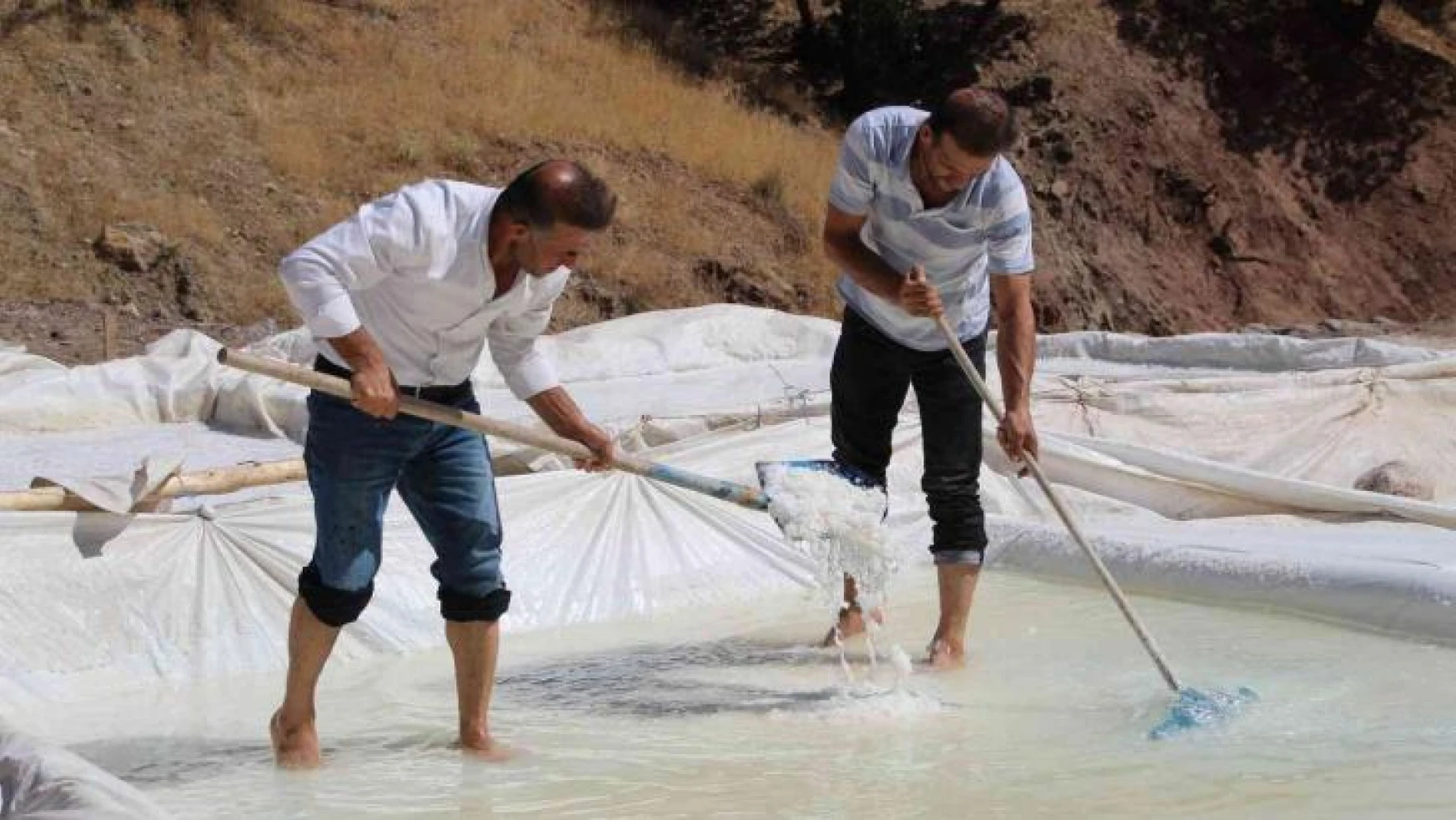 Batman'da 4 asırdır dede mesleği yapan köylüler, haftada 150 ton tuz çıkartıyor
