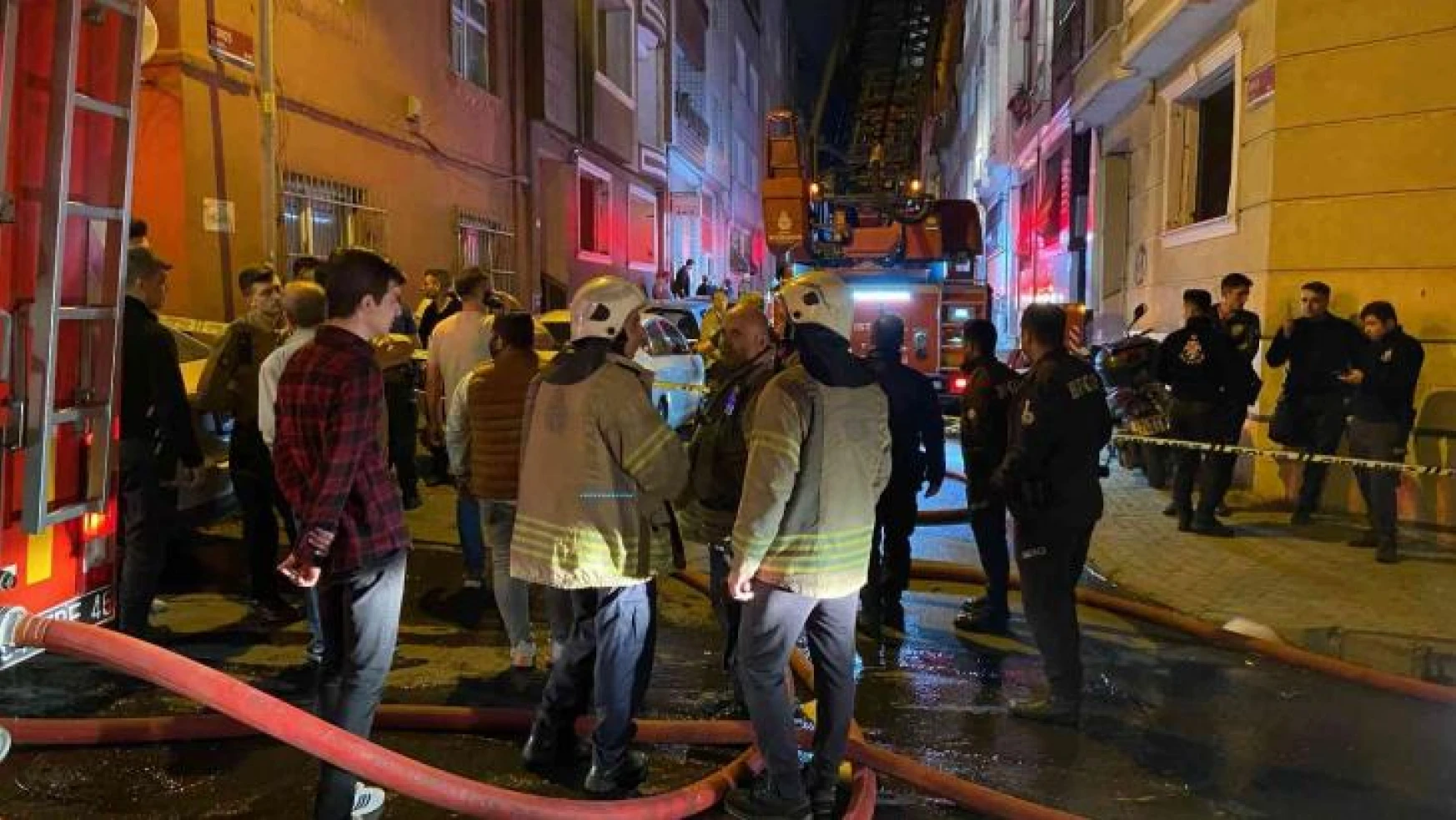 Bayrampaşa'da 4 katlı binanın çatı katı alev alev yandı