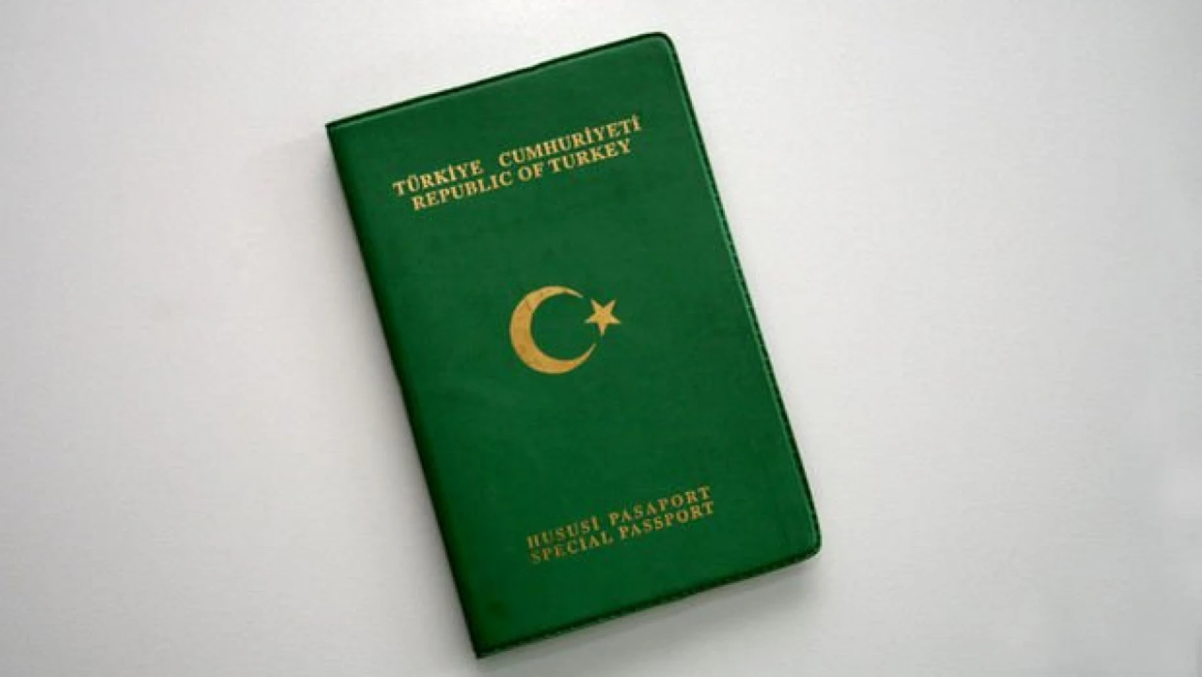 Bazı kurumlarda hizmetlilerin yeşil pasaport alma hakkı var