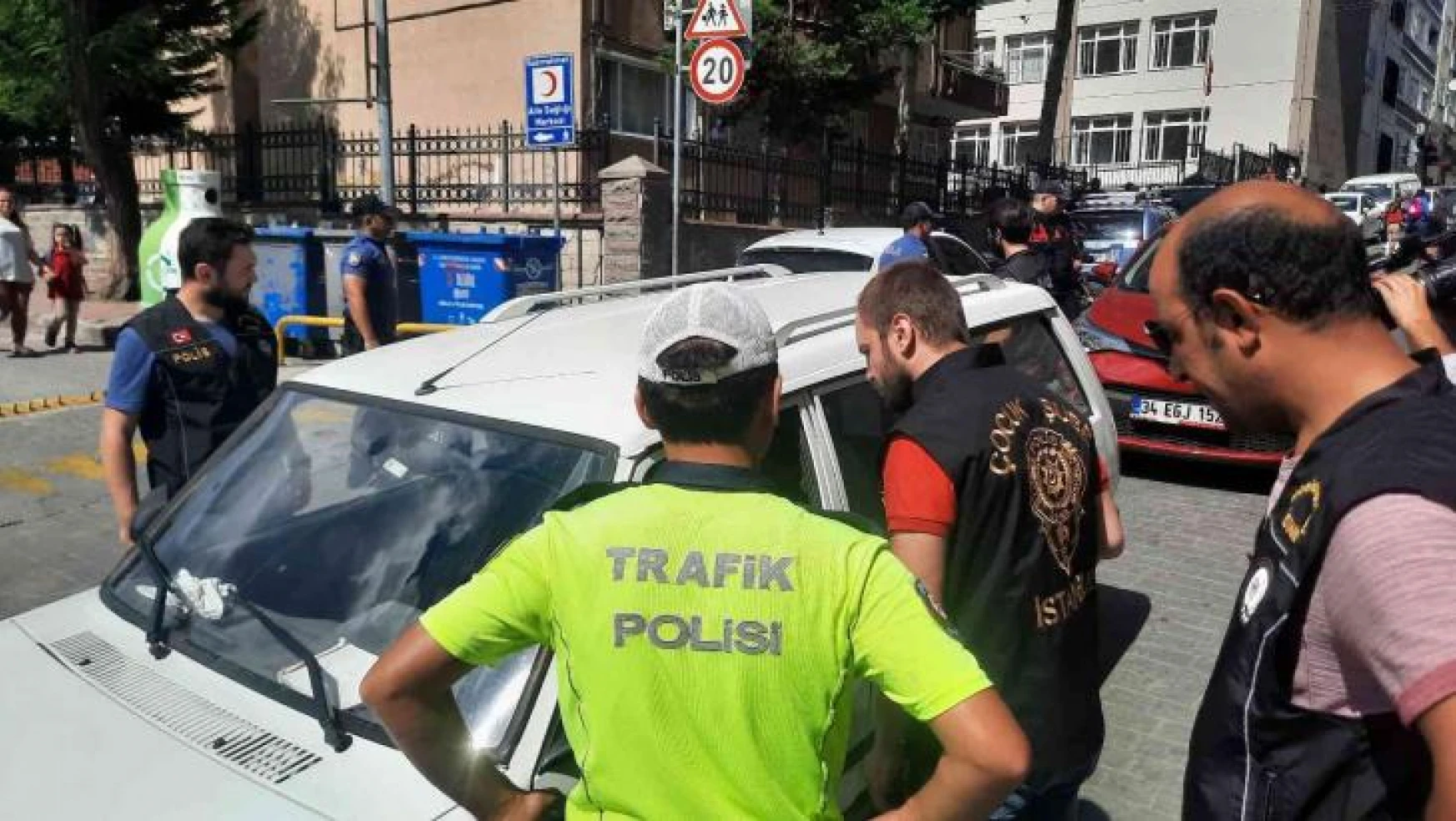 Beyoğlu ve Esenler'de okul önlerinde asayiş uygulaması: Araçlar durdurulup didik didik arandı