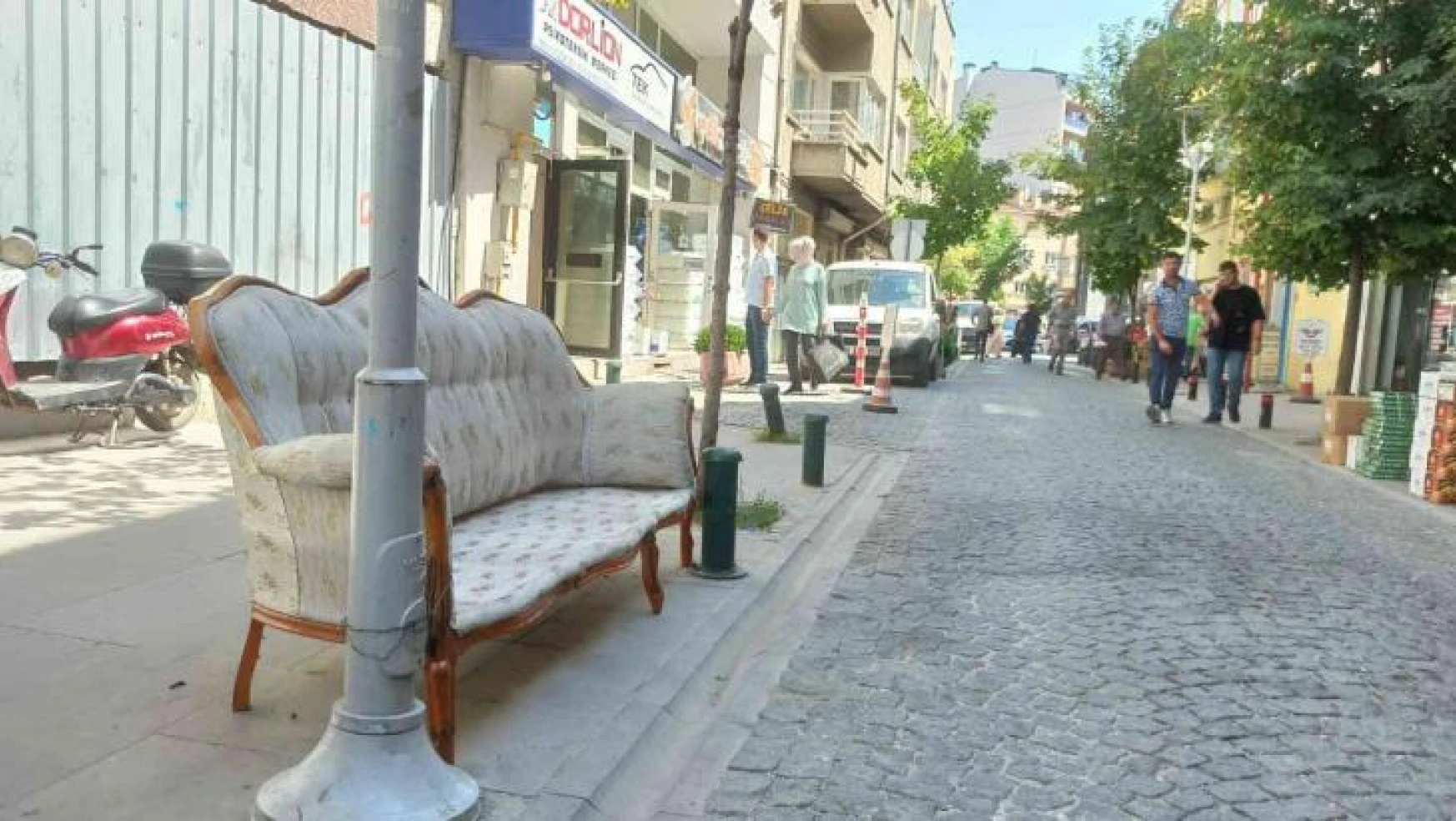 Çalınmasın diye sokakta bulunan koltuğu direğe bağladılar