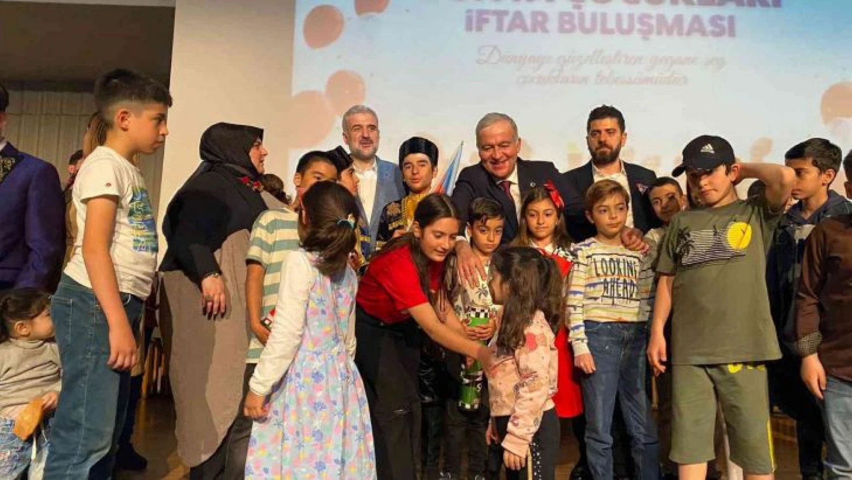 Dünya çocukları Eyüpsultan'da iftar sofrasında buluştu
