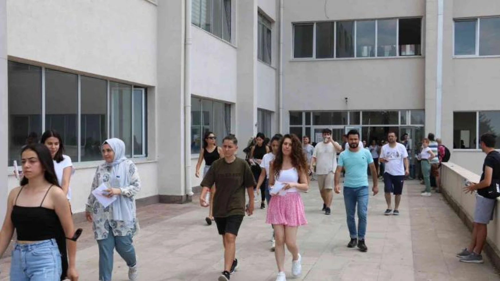 Edirne'de bazı adaylar dakikalar kala sınava yetişti