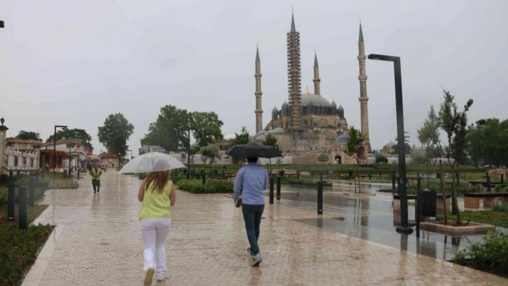 Edirne'de kısa süreli yağış vatandaşları hazırlıksız yakaladı