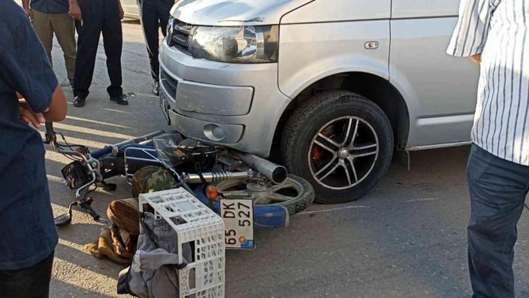Erciş'te minibüsle çarpışan motosikletin sürücüsü yaralandı