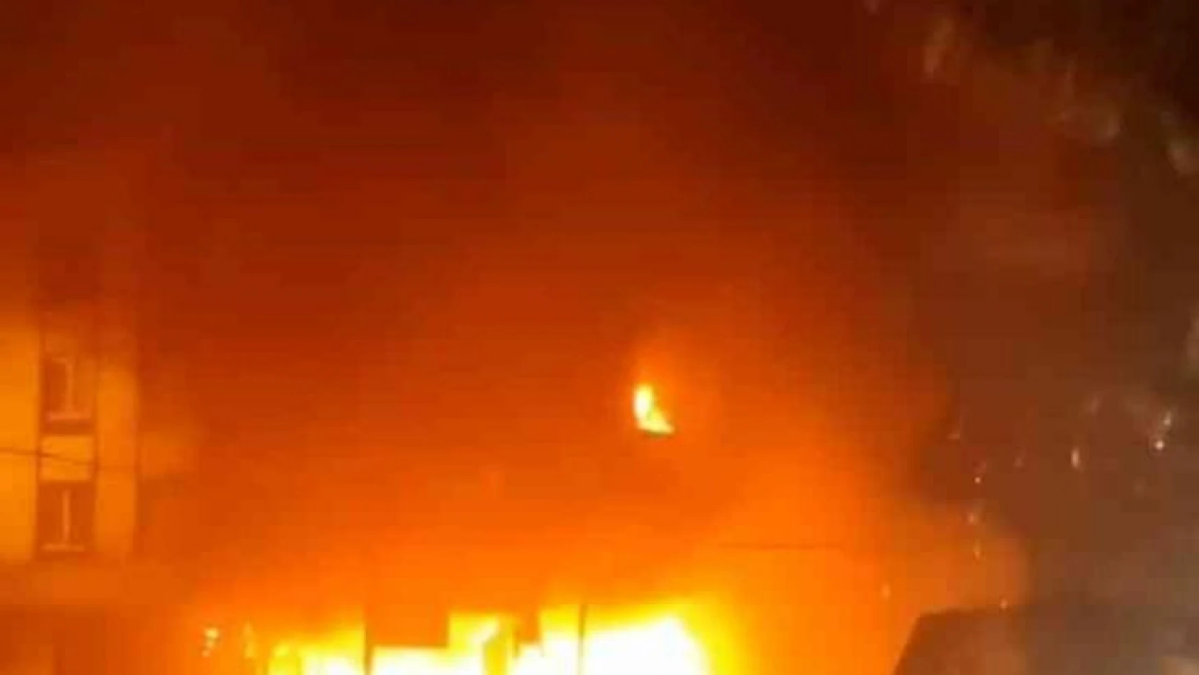 Esenyurt'ta korkutan yangın: Alevler gökyüzünü aydınlattı