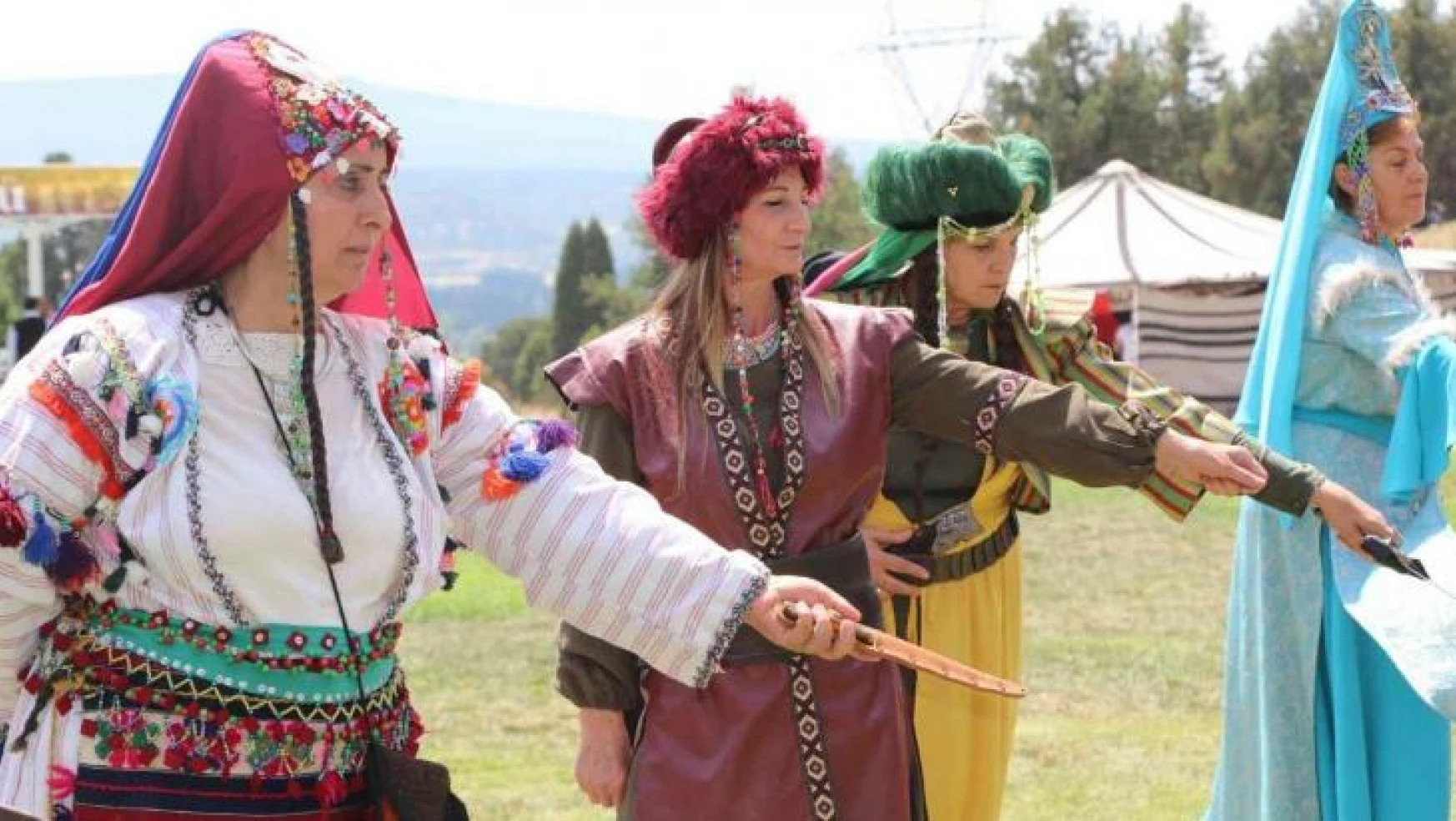Eskişehir Anadolu Bacıları grubu 'Kahraman Türk Kadınları' tiyatro gösterisini Tavşanlı'da sahneledi