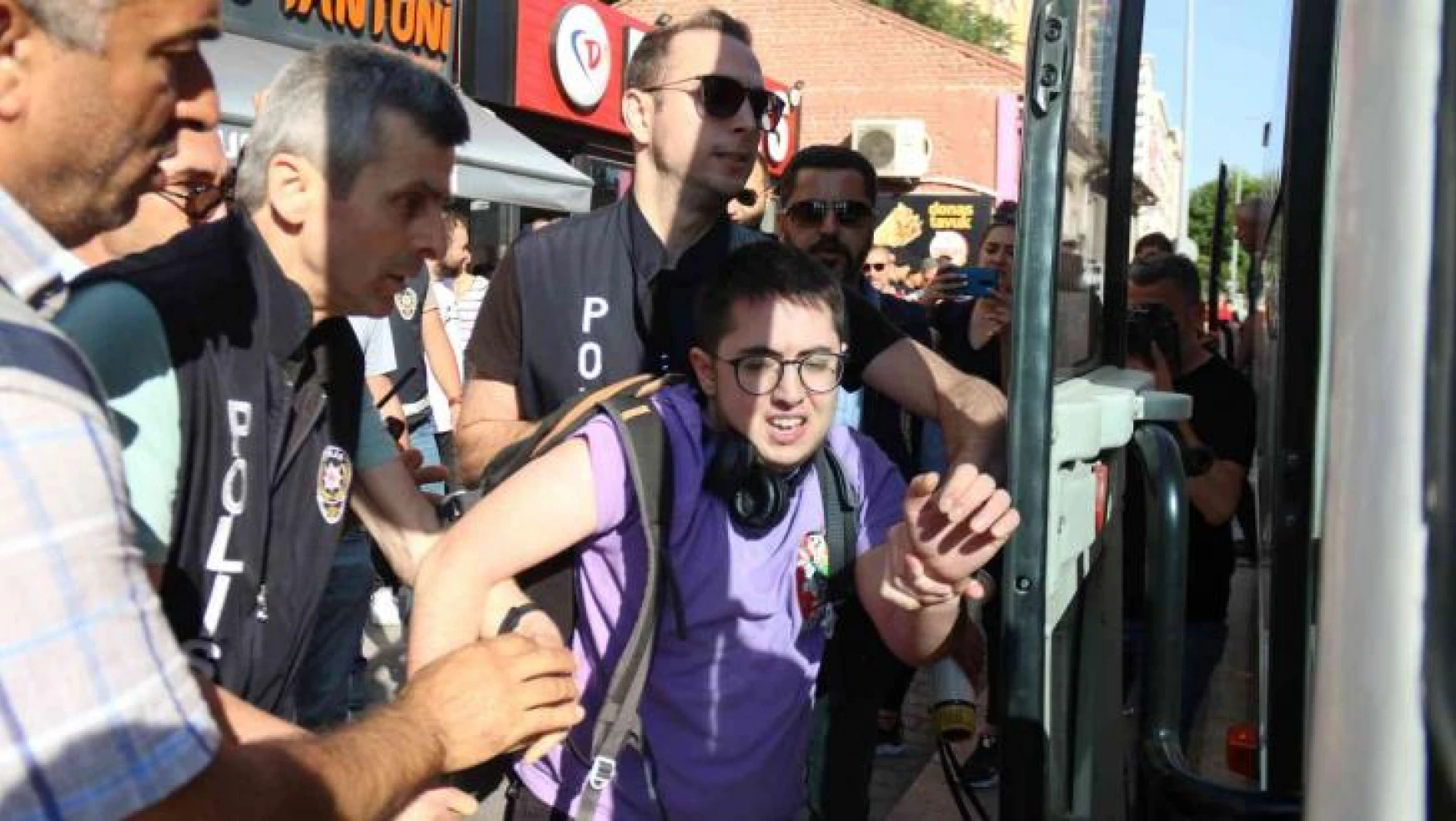 Eskişehir'de izinsiz LGBT yürüyüşüne polis müdahalesi: 10 gözaltı