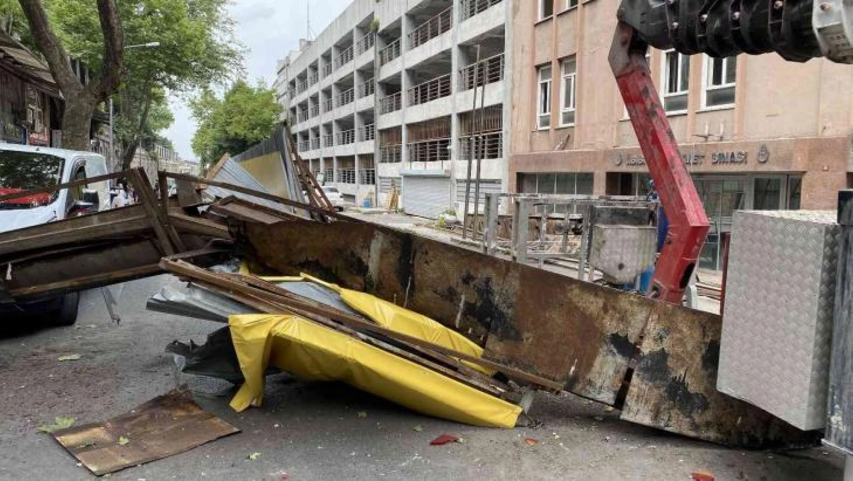 Fatih'te eski İBB ek hizmet binasının yıkımında yola demir parça düştü: 1 yaralı
