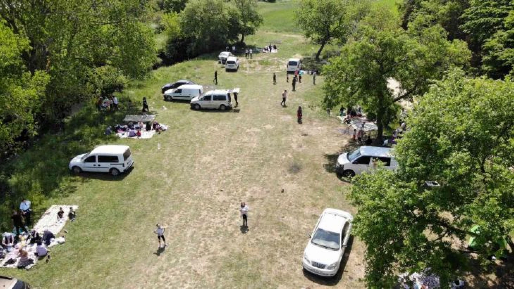 Havaların ısınması ile piknikçiler Arnavutköy'e akın etti