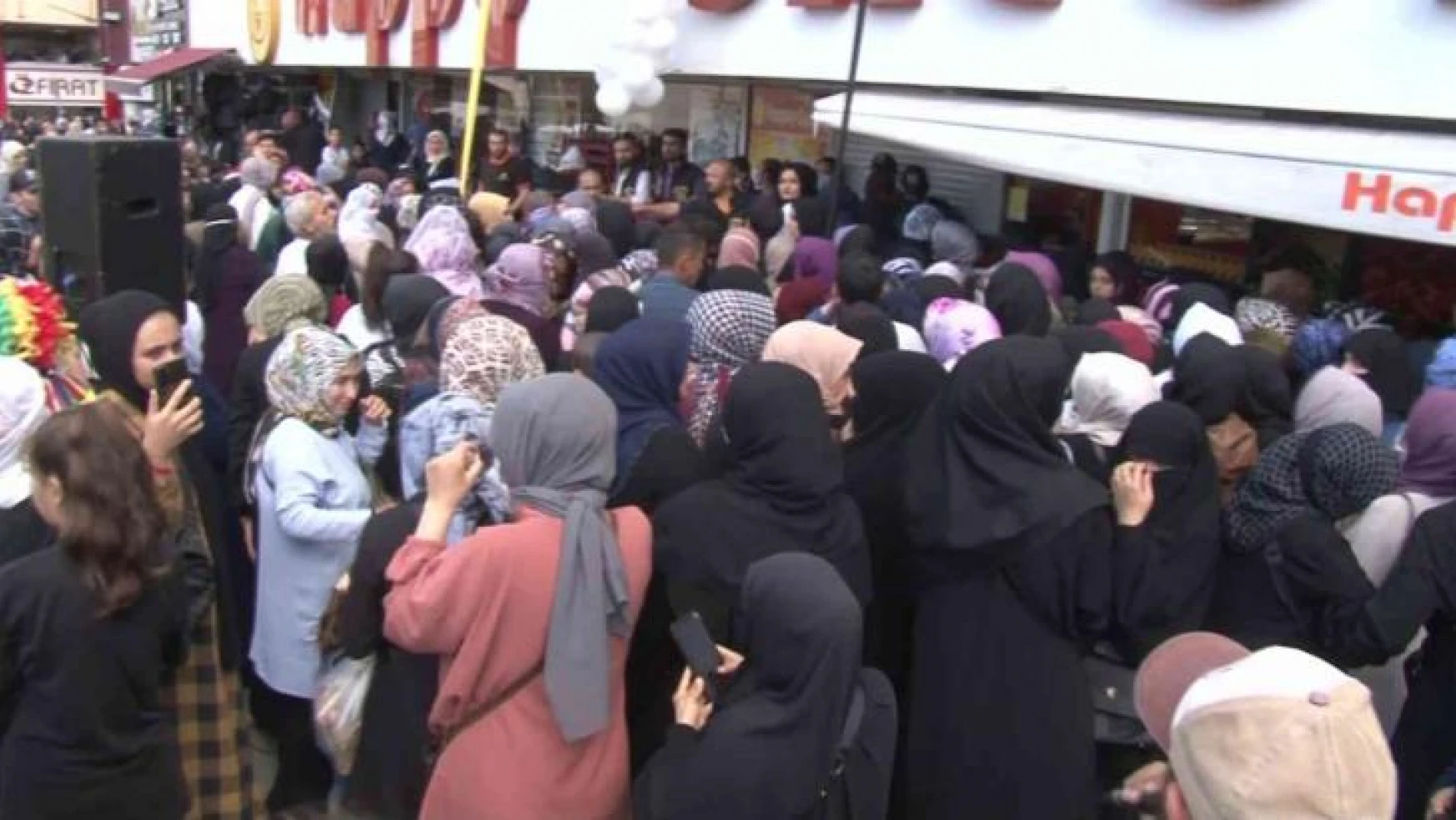 İstanbul'da indirim izdihamı: Mağazanın kepenkleri kapatıldı