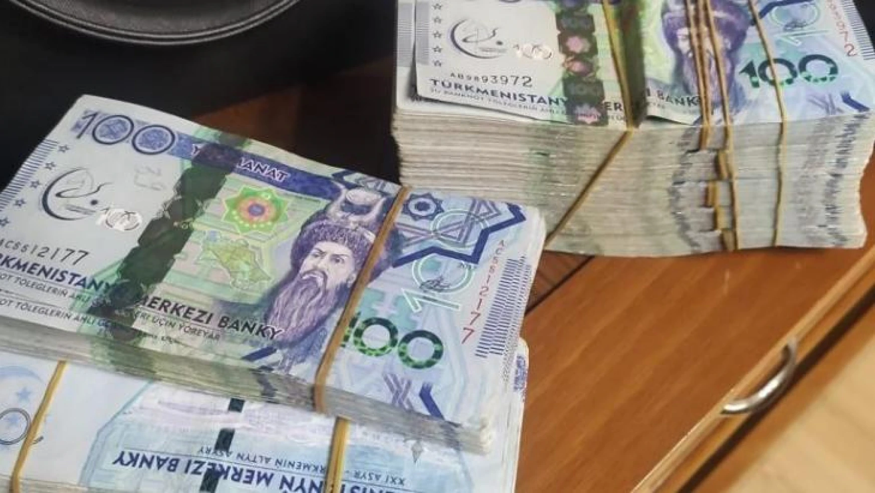 İstanbul'da sahte para operasyonu: Piyasaya sahte Türkmen parası sürmeye çalışan 15 şüpheli yakalandı