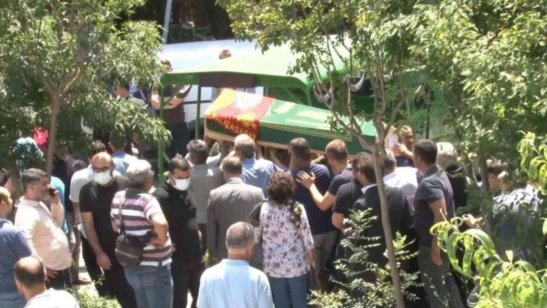 İtalya'daki helikopter kazasında hayatını kaybeden Altuğ Erbil toprağa verildi
