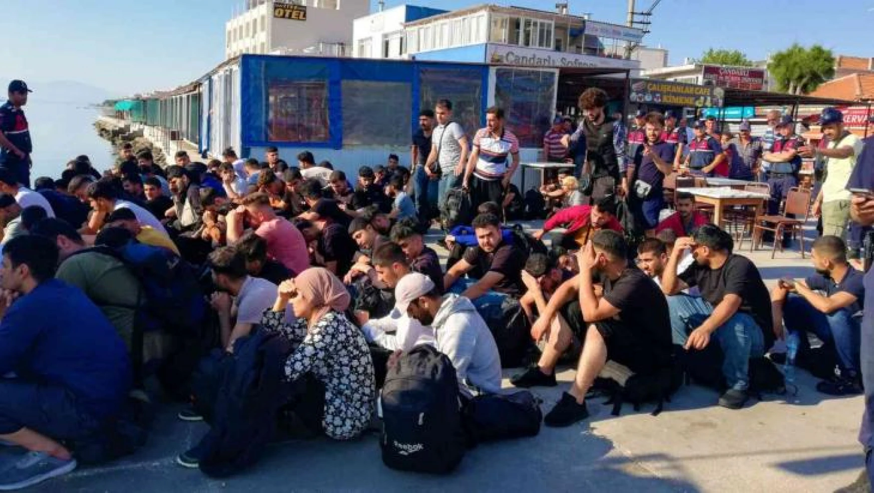 İzmir açıklarında 124 düzensiz göçmen ile 4 organizatör yakalandı