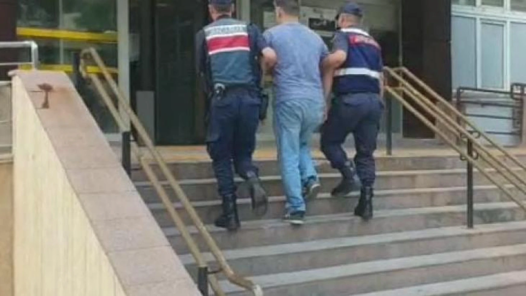 İzmir'de jandarmadan terör operasyonu: 5 şüpheli yakalandı