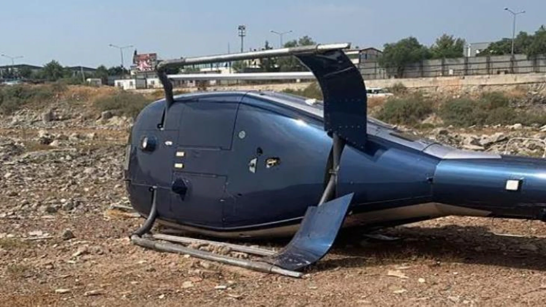 İzmir'in Çiğli ilçesinde sivil bir helikopter kalkış esnasında yan yattı. Olayda hafif yaralanan 2 kişinin tedbir amacıyla hastaneye kaldırıldığı öğrenildi.