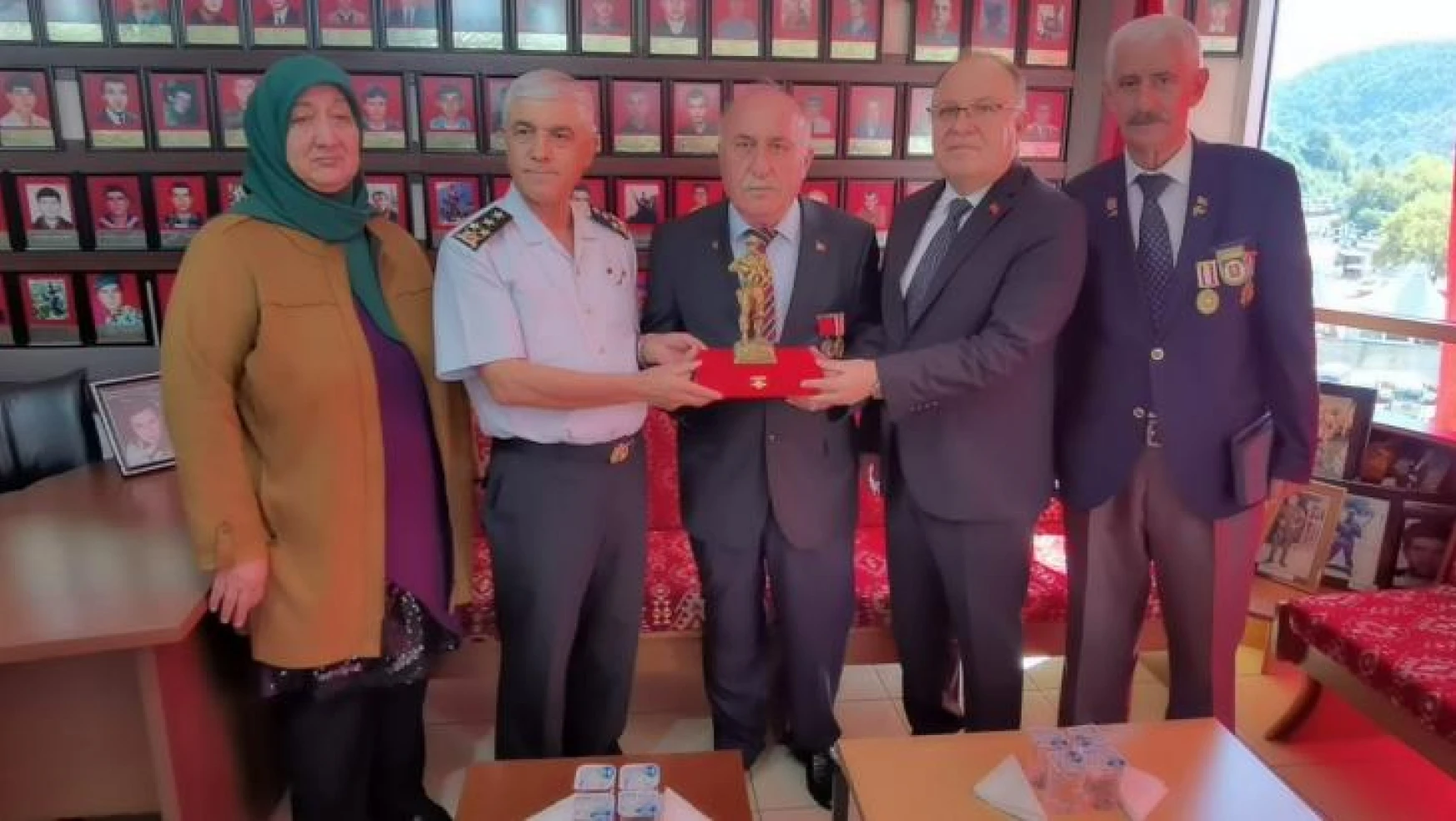 Jandarma Genel Komutanı Arif Çetin, şehit ailelerini ziyaret etti