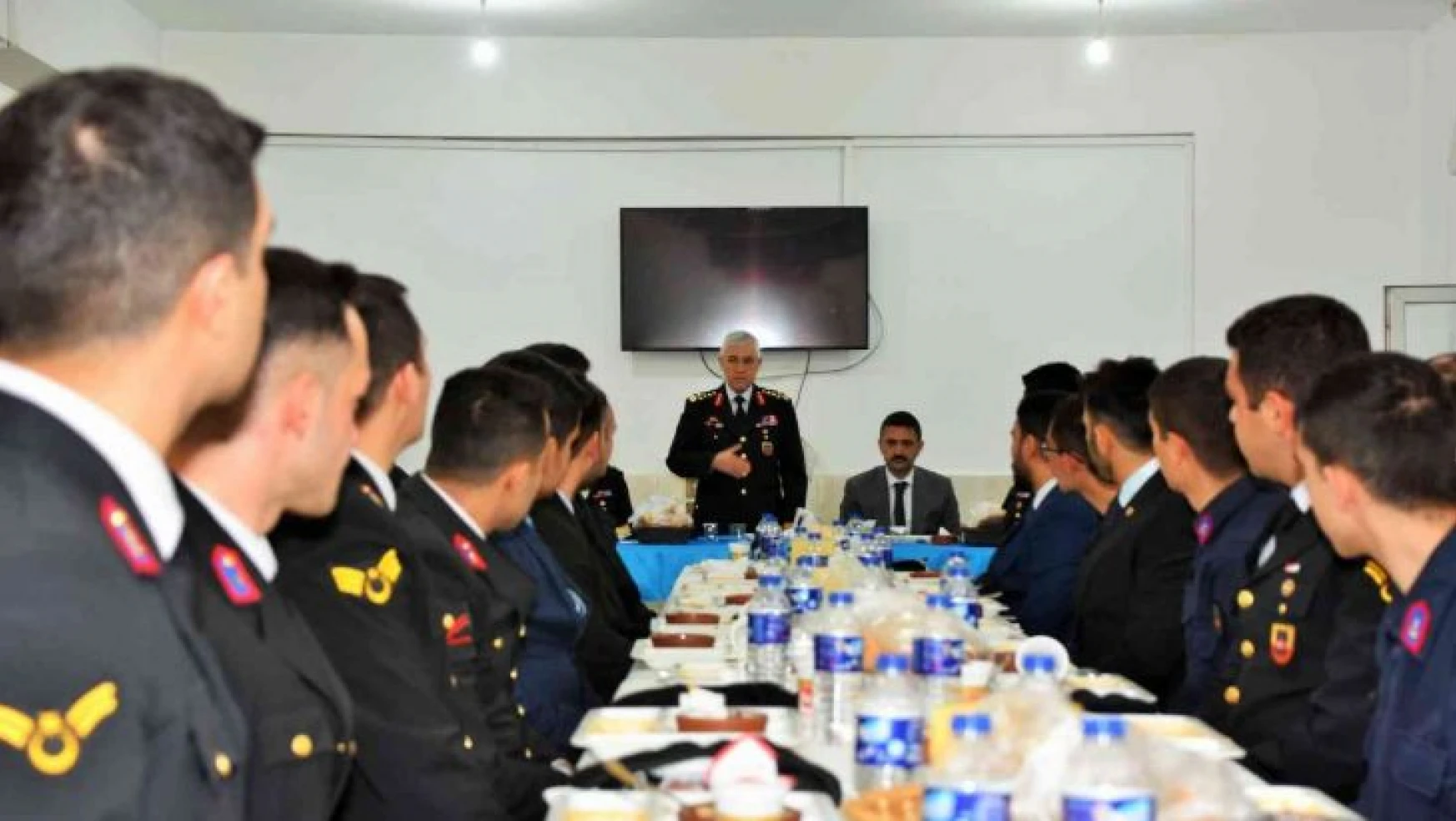 Jandarma Genel Komutanı Orgeneral Çetin, jandarma personeliyle iftar yaptı