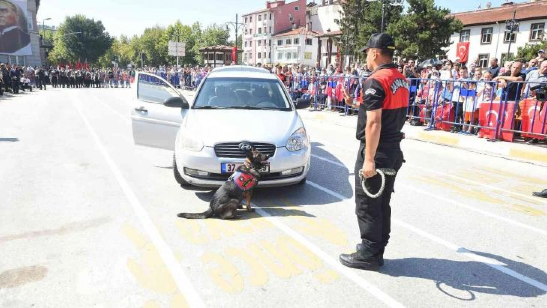 Jandarmanın eğitimli köpekleri 'Garip' ve 'Testi'nin gösterileri büyük alkış aldı