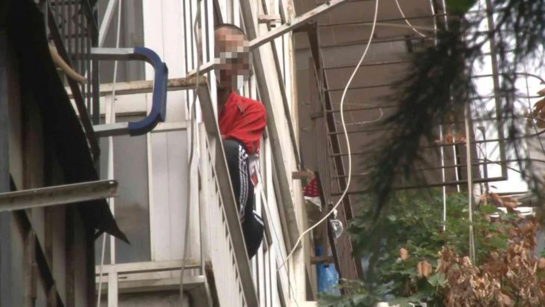 Kadıköy'de boşandığı eşinin evini bastı: 2 kişiyi yaraladı, kendini eve kapattı