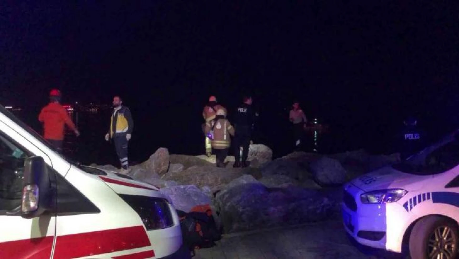 Kadıköy Sahili'nde kayalıklara sıkışan kişi 3 saatte kurtarıldı