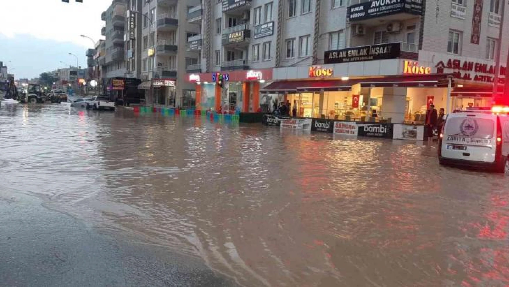 Kadirli'de şiddetli yağmur su taşkınlarına neden oldu