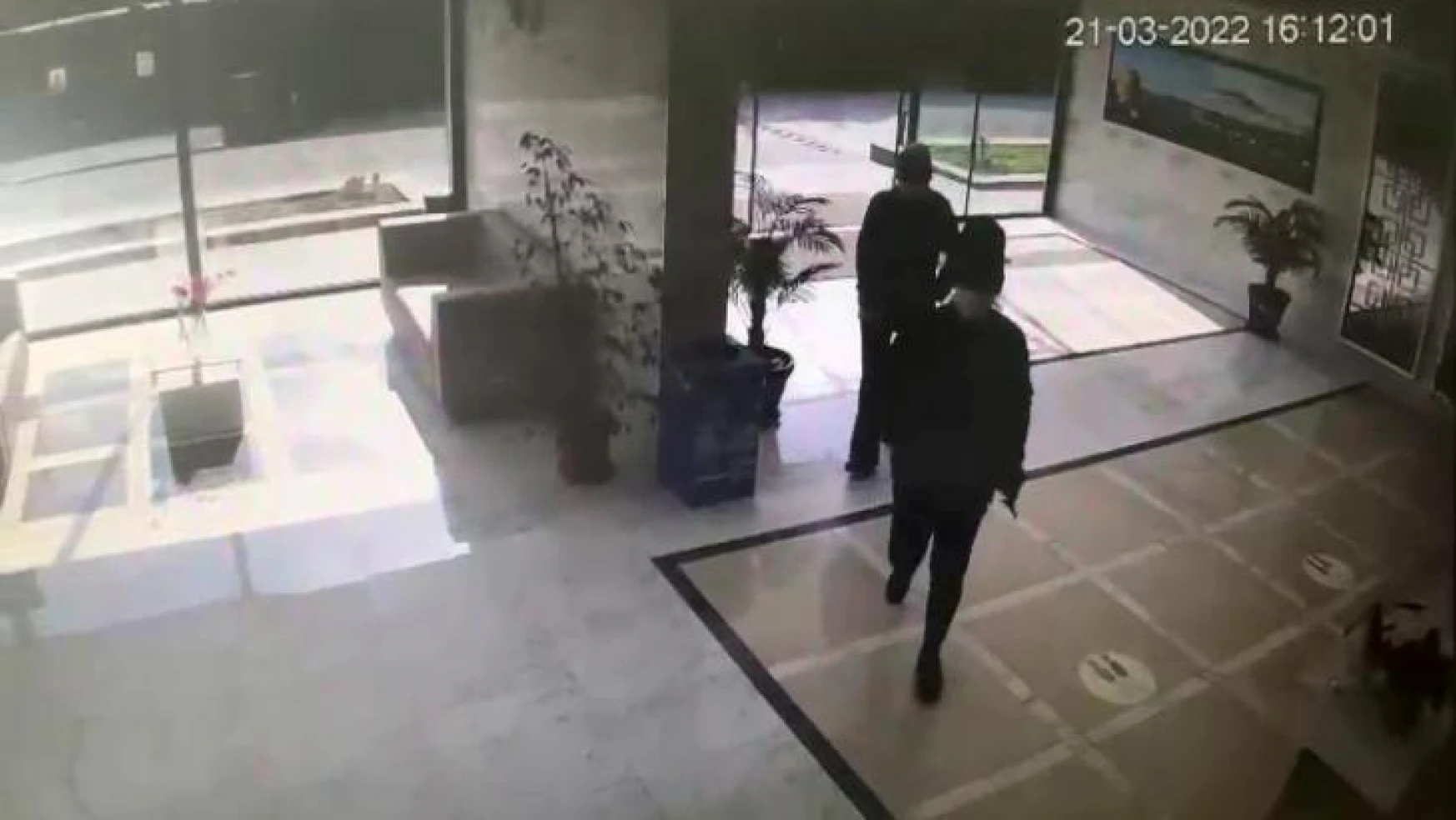 Kağıthane'de rezidanslara dadanan maskeli kadın hırsızlar kamerada