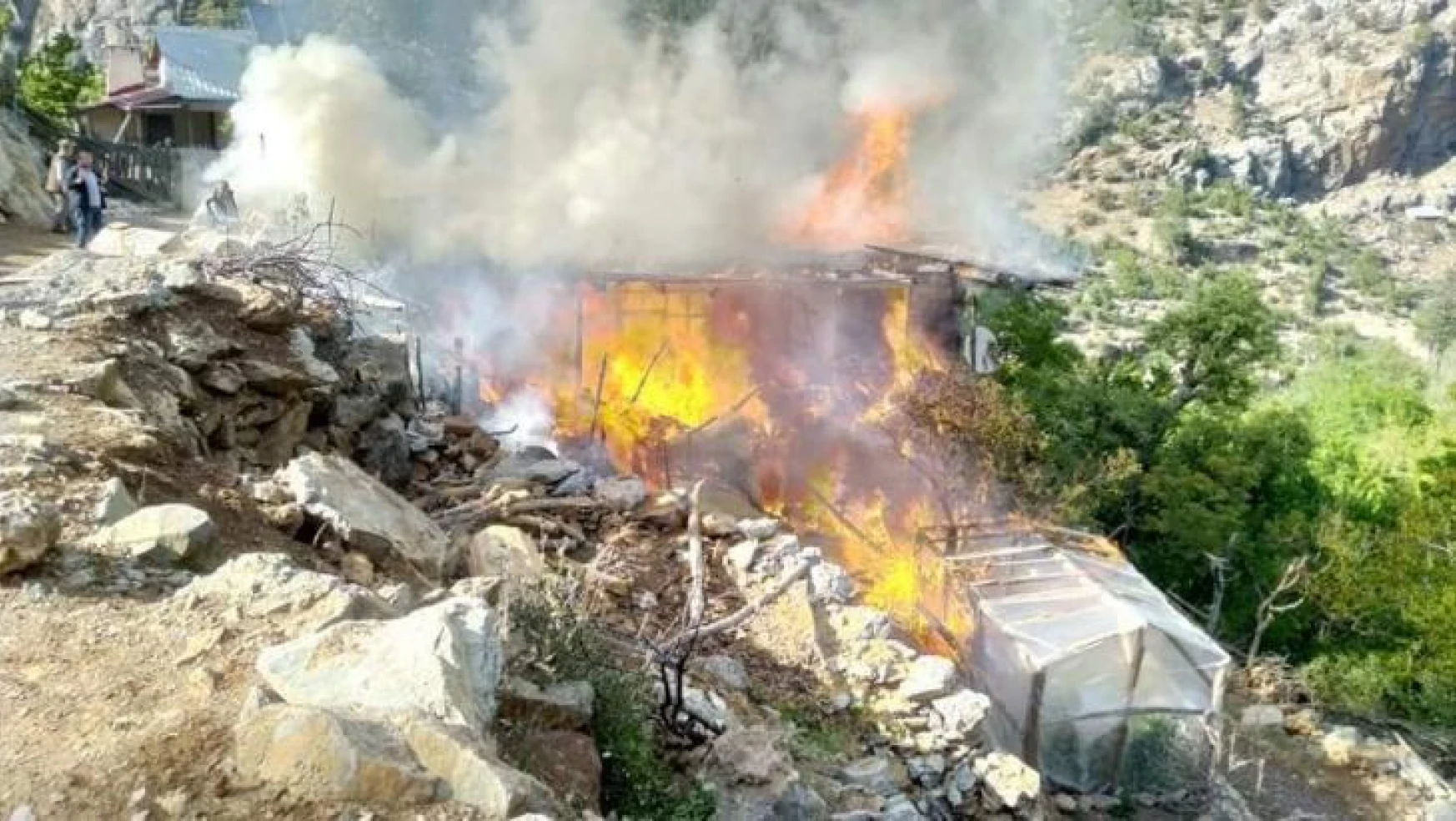 Karaman'da çıkan yangında 4 kişilik ailenin yaşadığı ev kül oldu