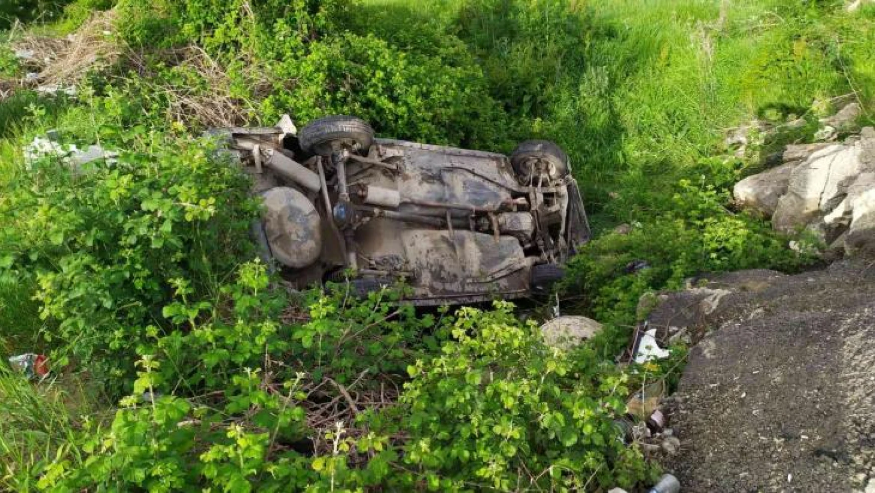 Kastamonu'da otomobil dereye yuvarlandı: 2 yaralı