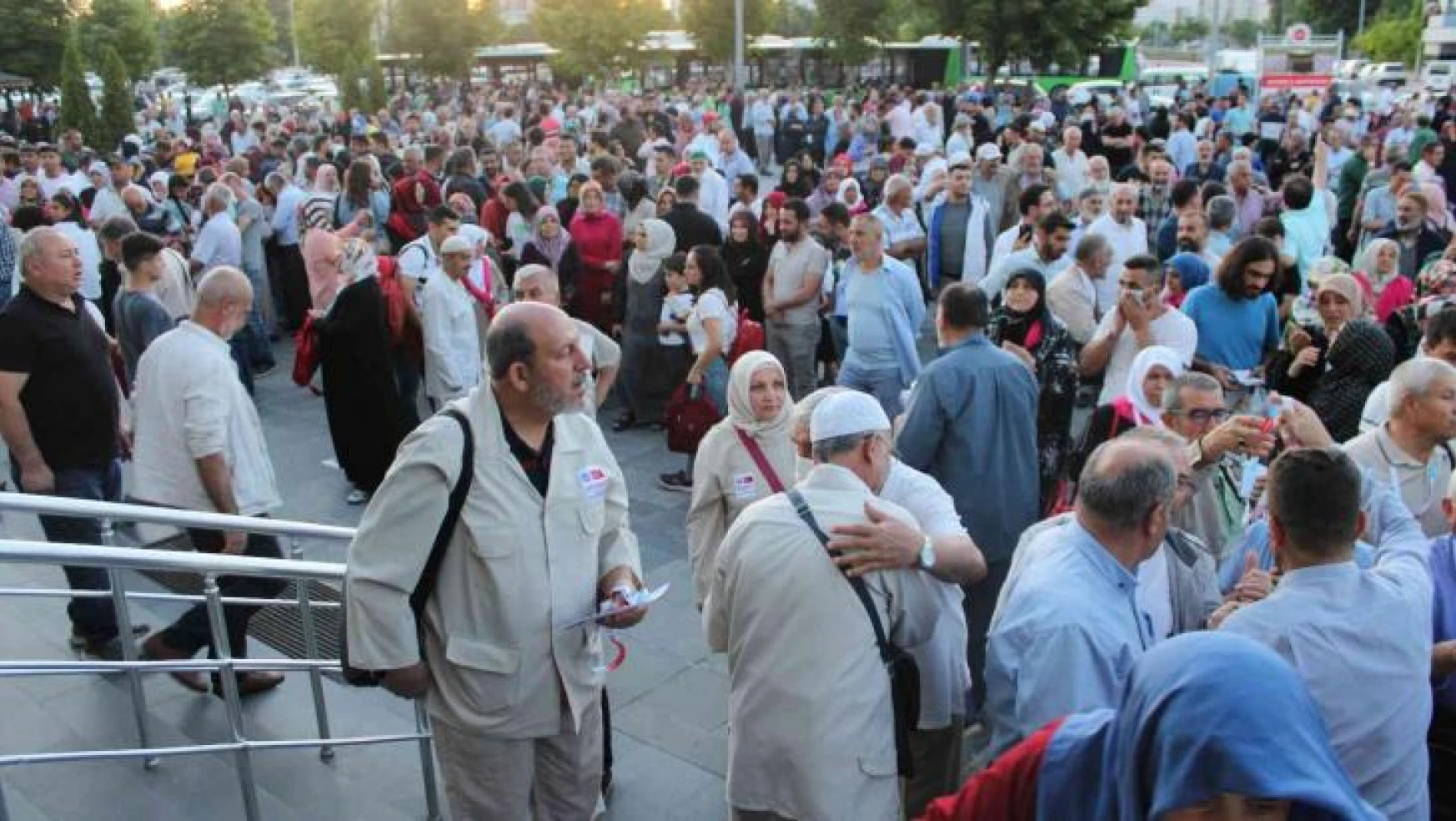 Kayseri'den 180 kişi kutsal topraklara gitti