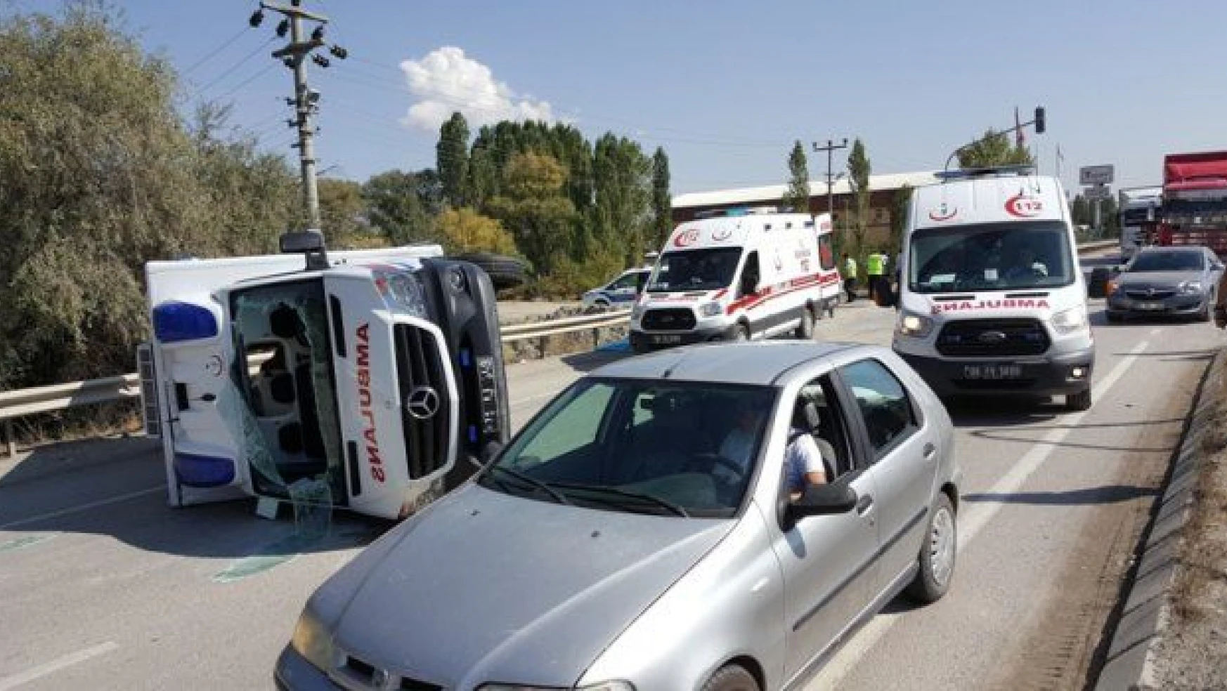 Kırıkkale'de hasta taşıyan ambulans devrildi: 5 Yaralı