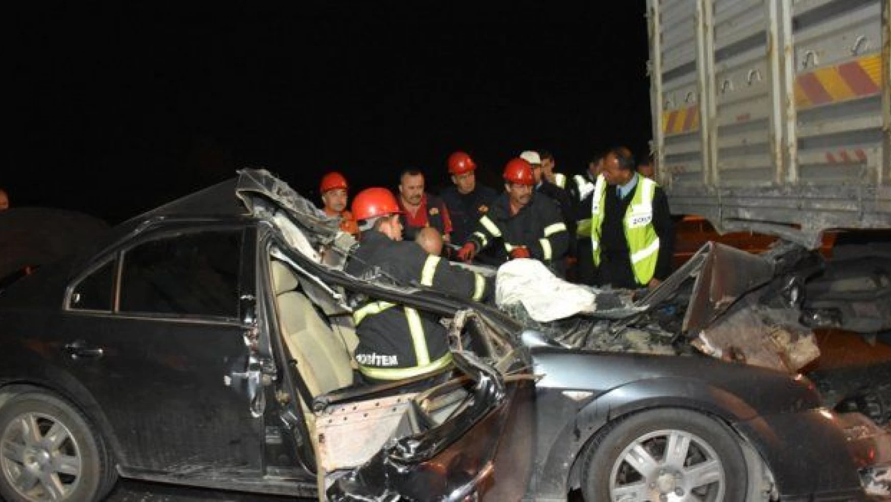 Kırıkkale'de kamyonun altına giren otomobildeki 2 kişi öldü