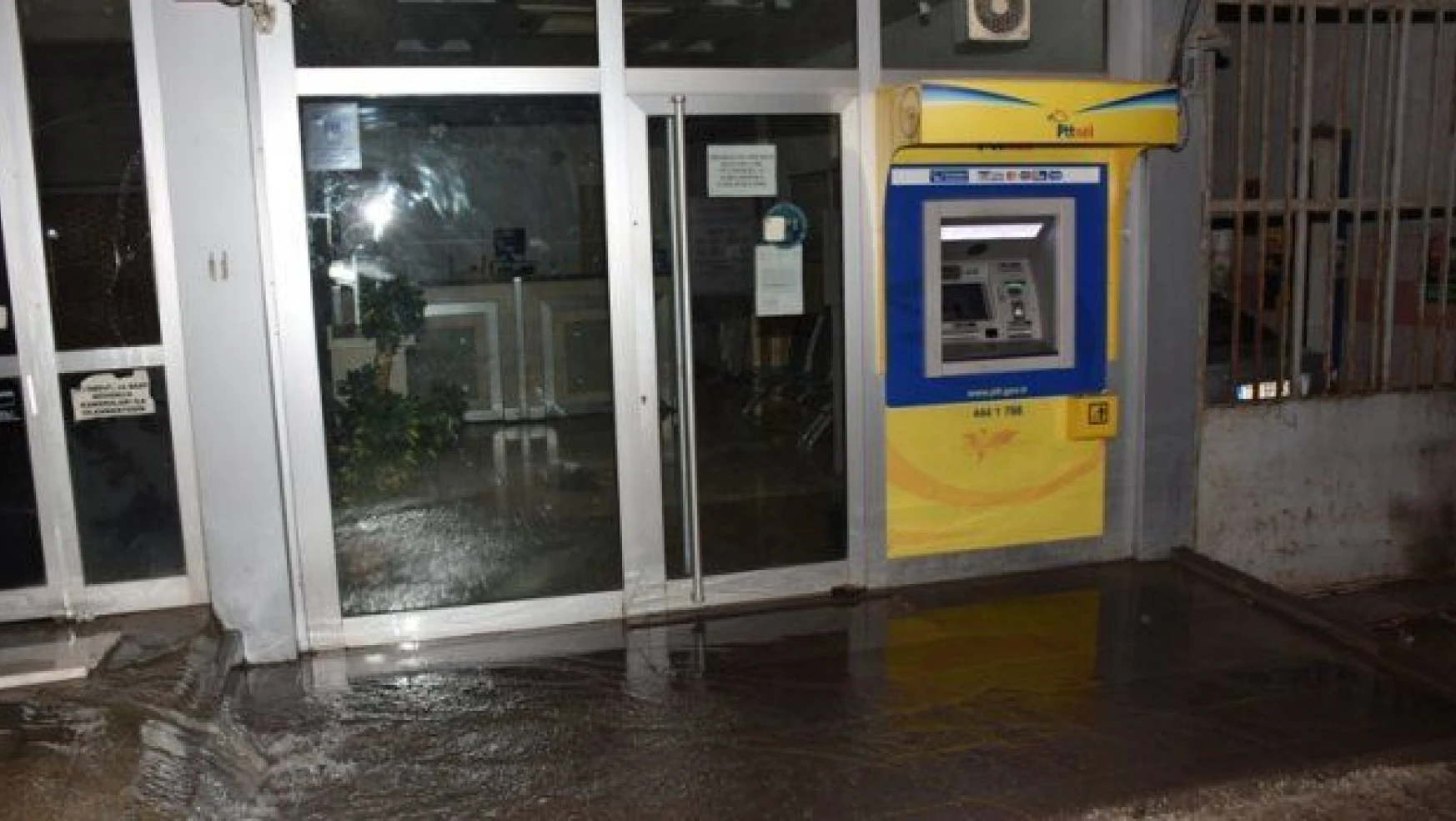 Kırıkkale'de PTT ve iş yerlerini su bastı