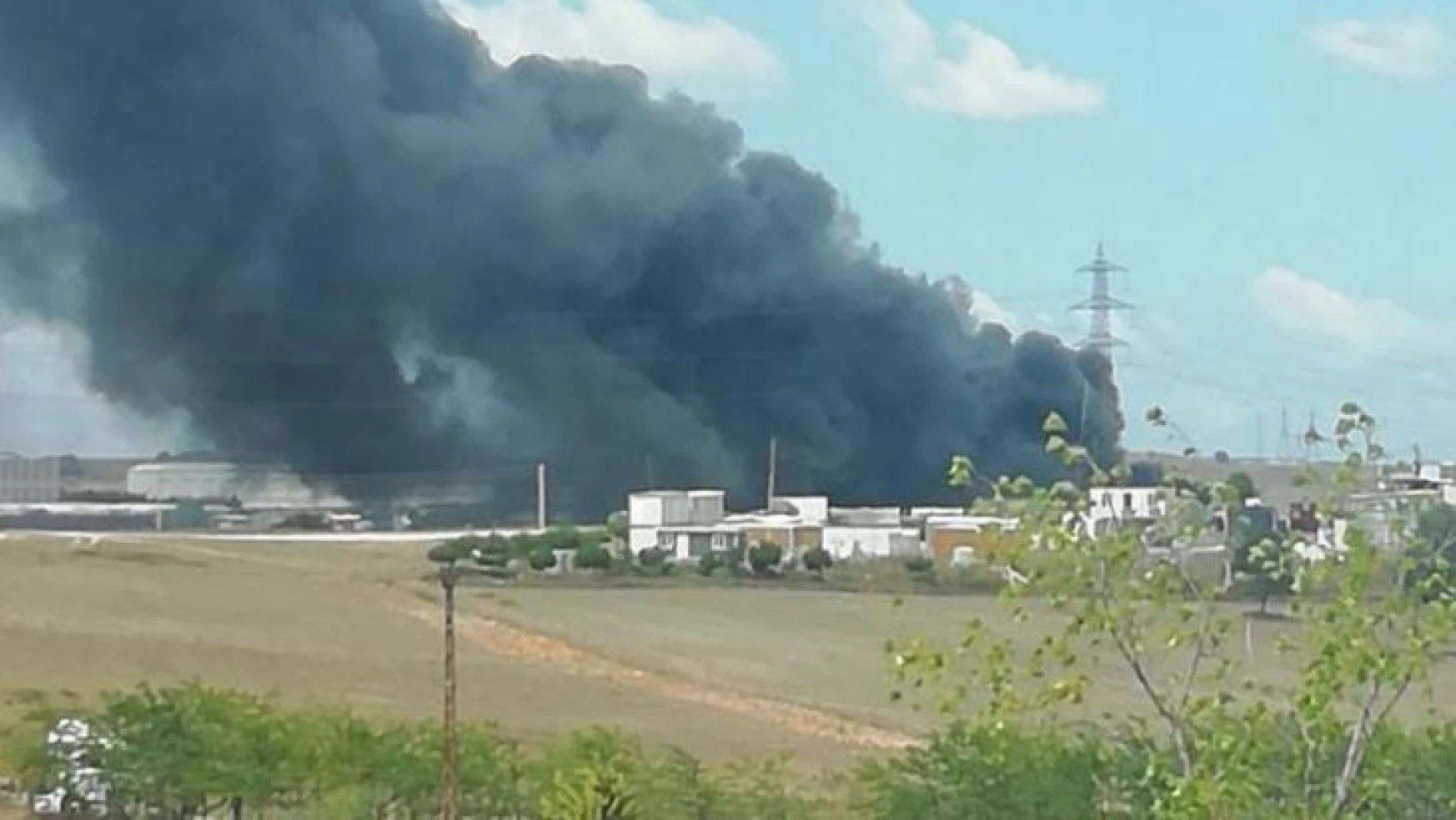 Kocaeli'de plastik fabrikasında yangın çıktı