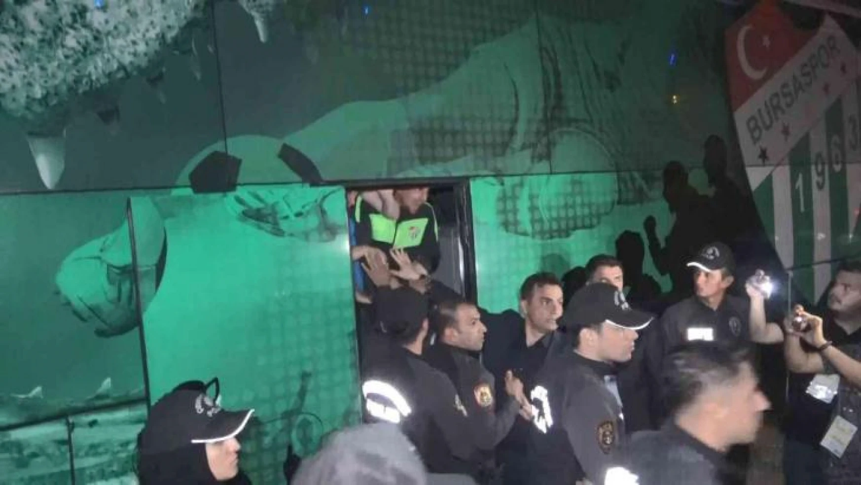 Küme düşen Bursaspor, stadyumdan 3,5 saatte çıkamadı