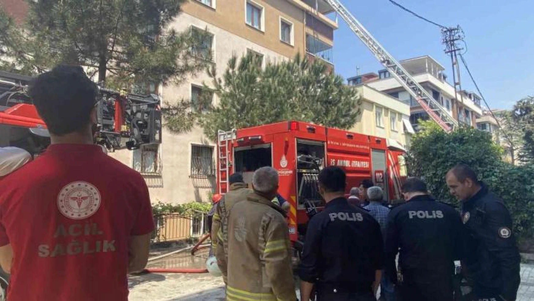 Maltepe'de 5 katlı binanın çatısı alev alev yandı