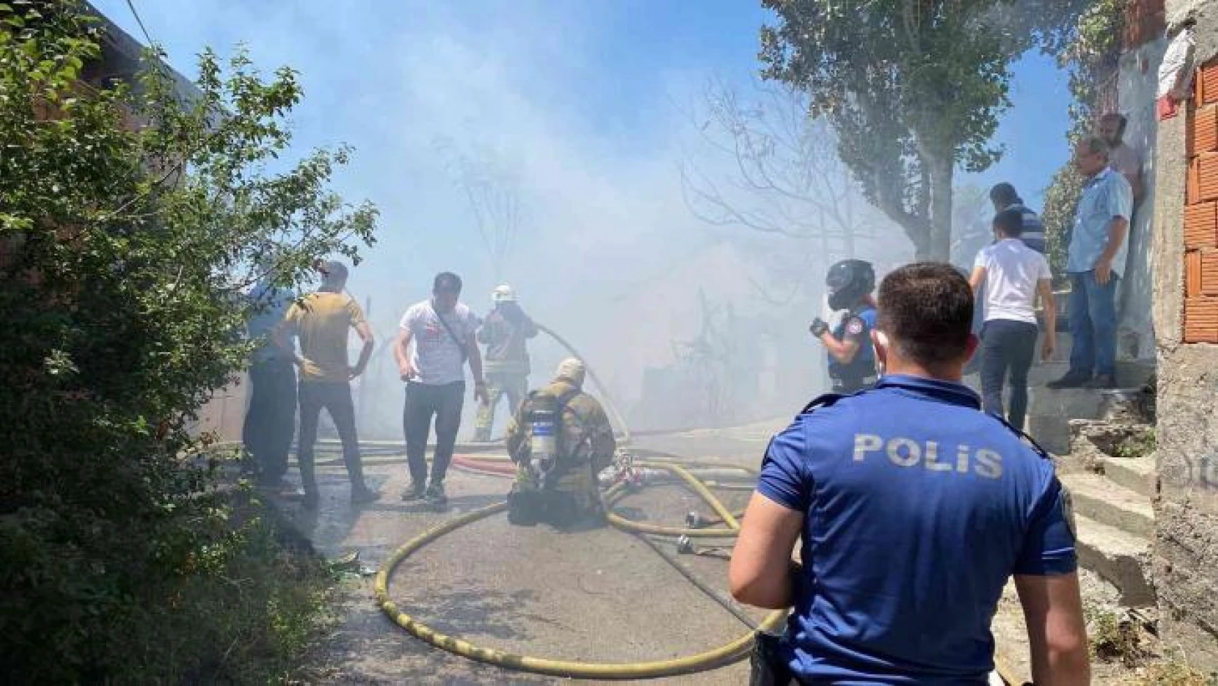 Maltepe'de gecekondu yangını: Mahalleli sokağa döküldü