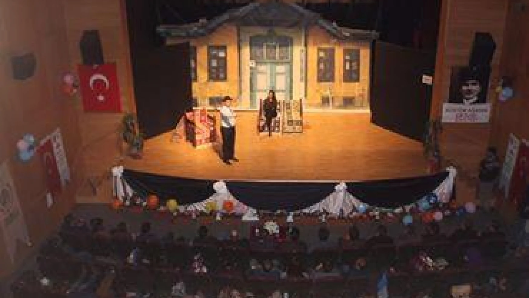 Siirt'te 'Kesişen Yollar' isimli tiyatro sahnelendi 