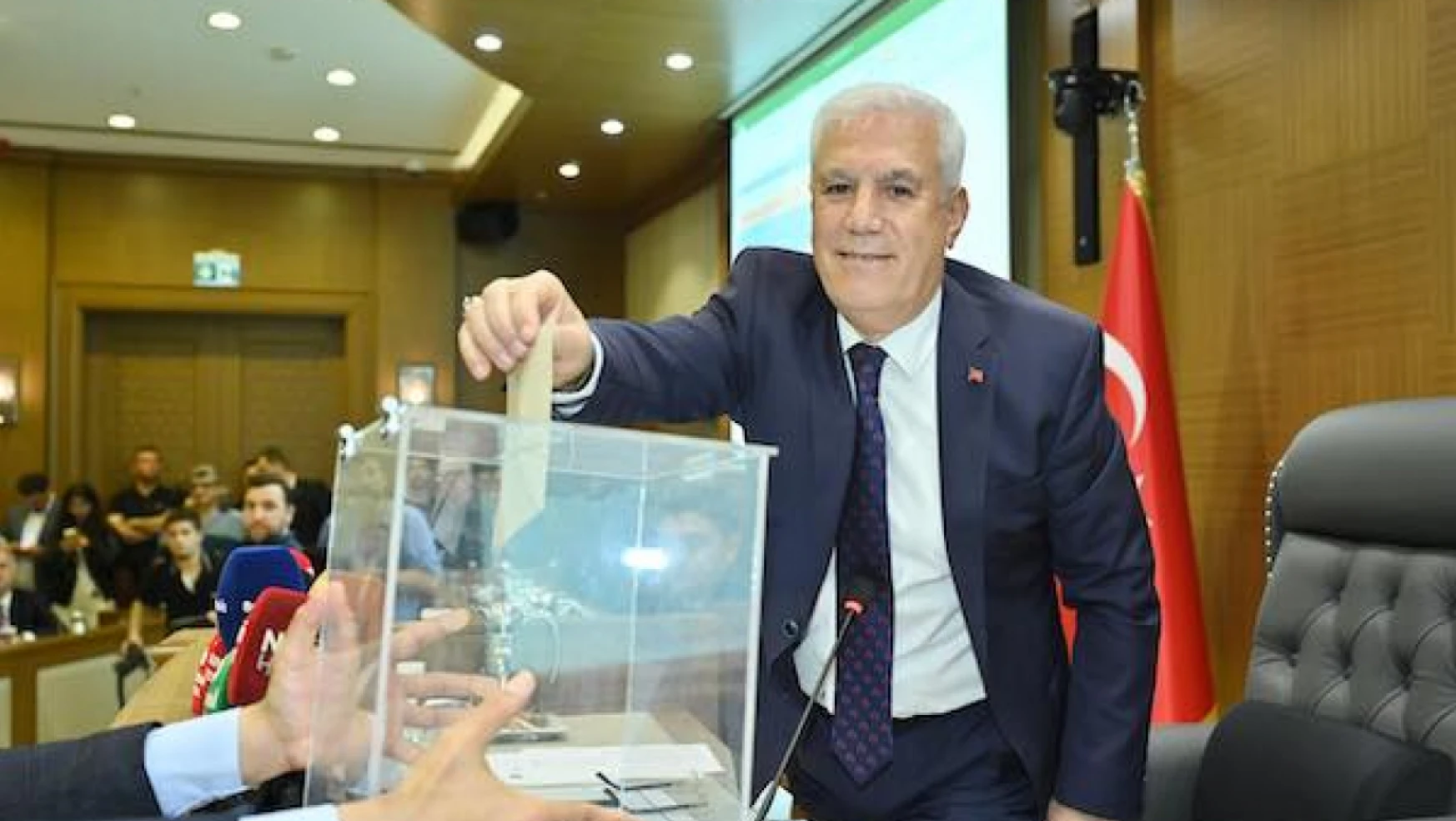 O belediyeden iki kritik karar: Suya yüzde 25 indirim ve Türkçe tabela