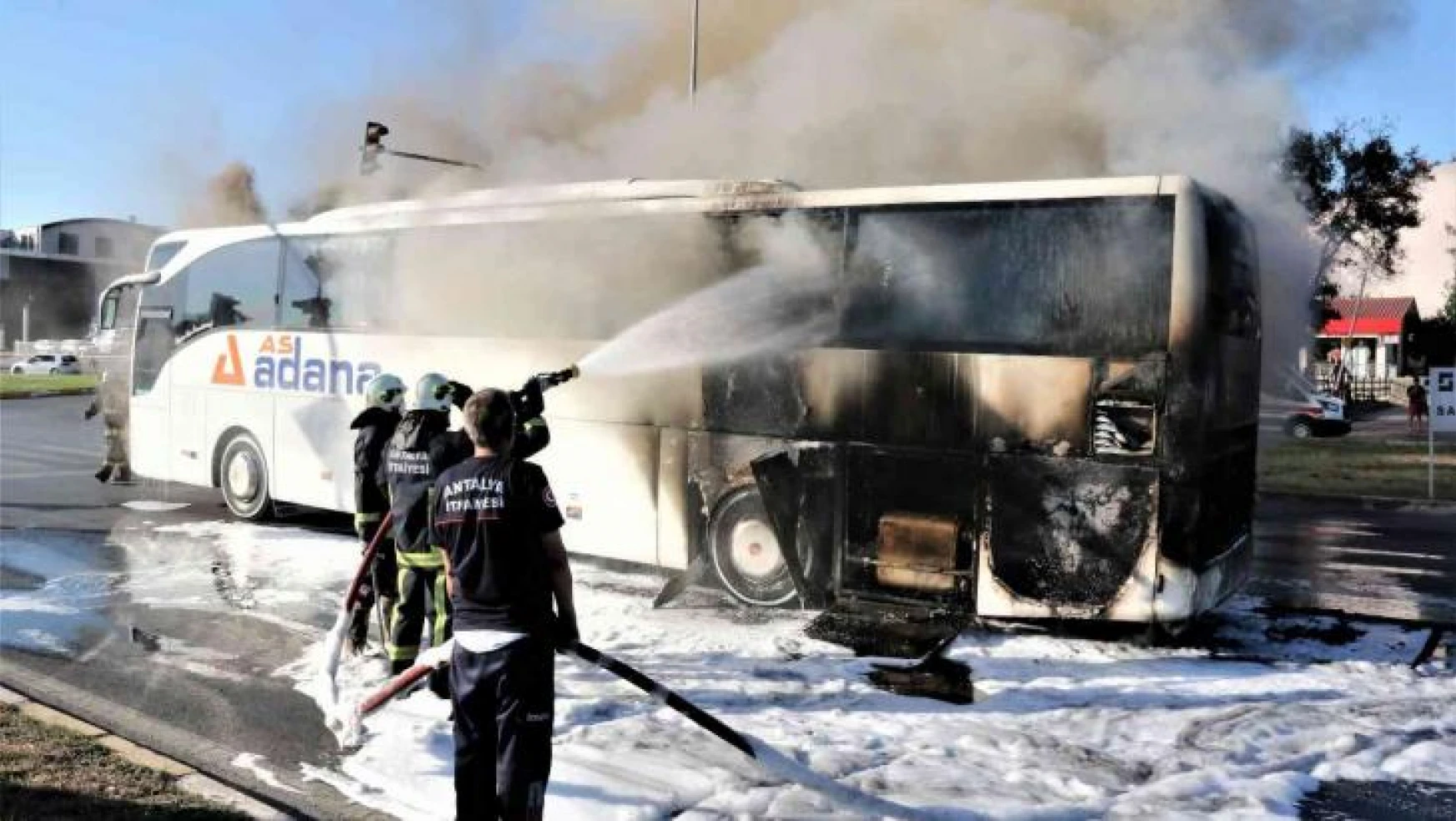 Otogara yolcu almaya giden şehirlerarası yolcu otobüsü alev alev yandı