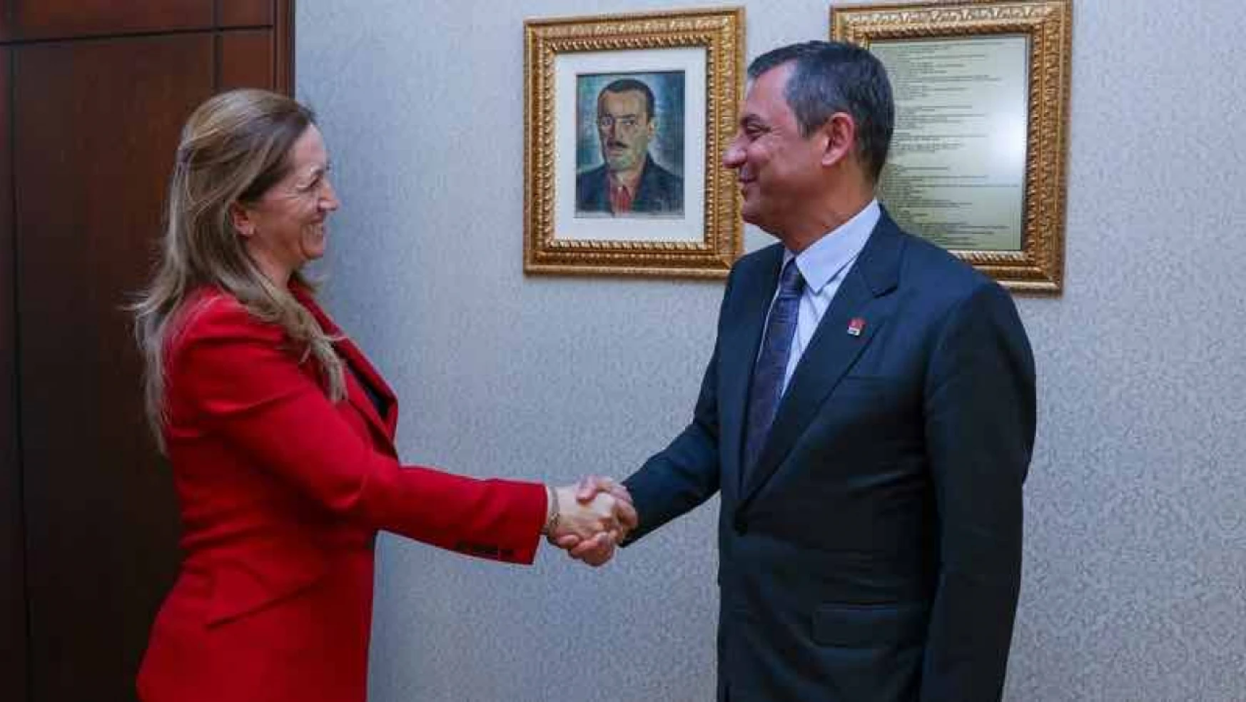 Özgür Özel, DİSK Genel Başkanı Arzu Çerkezoğlu ile bir araya geldi