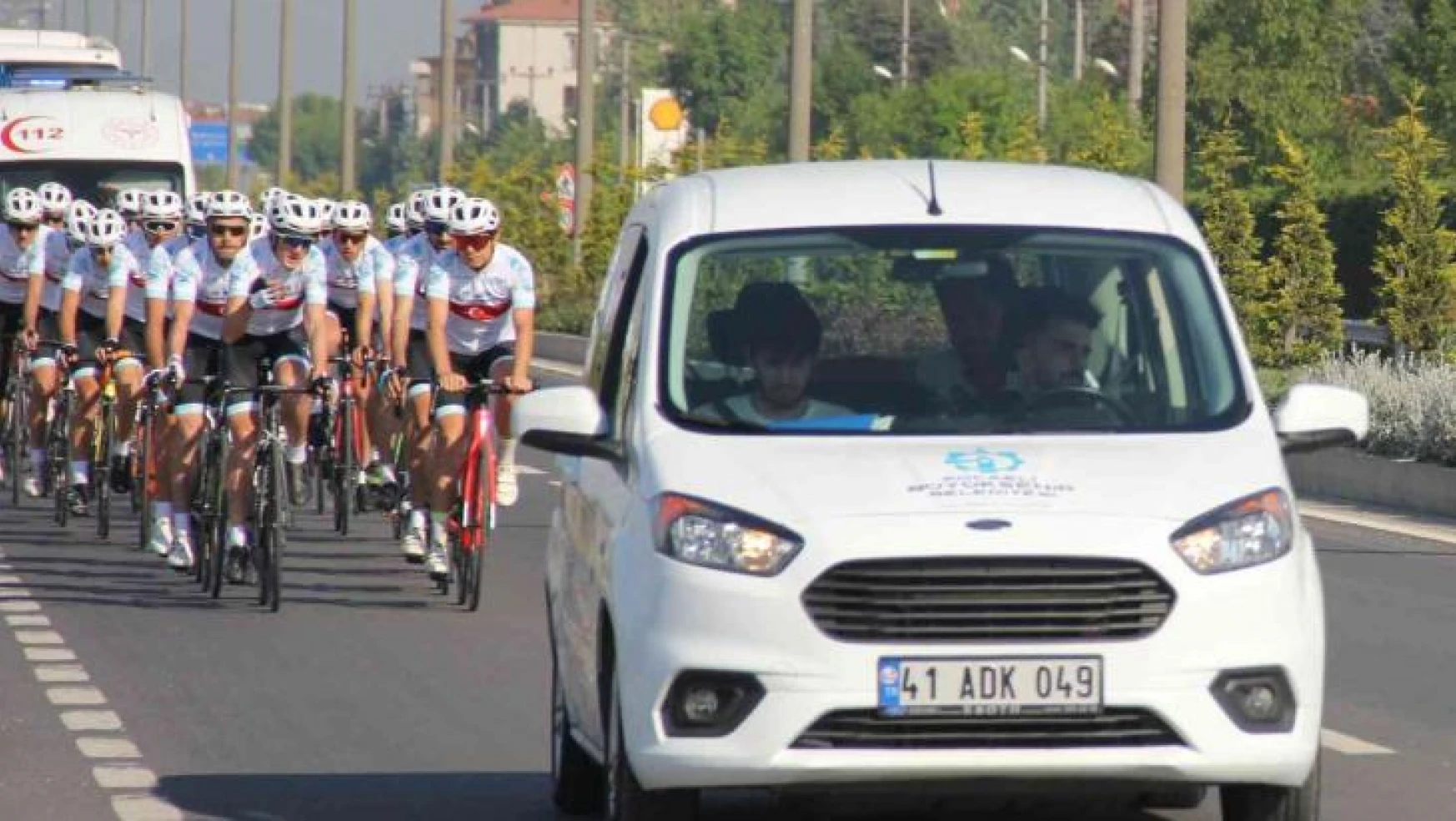 Pedal çevirerek Samsun'a giden bisikletçiler Düzce'de