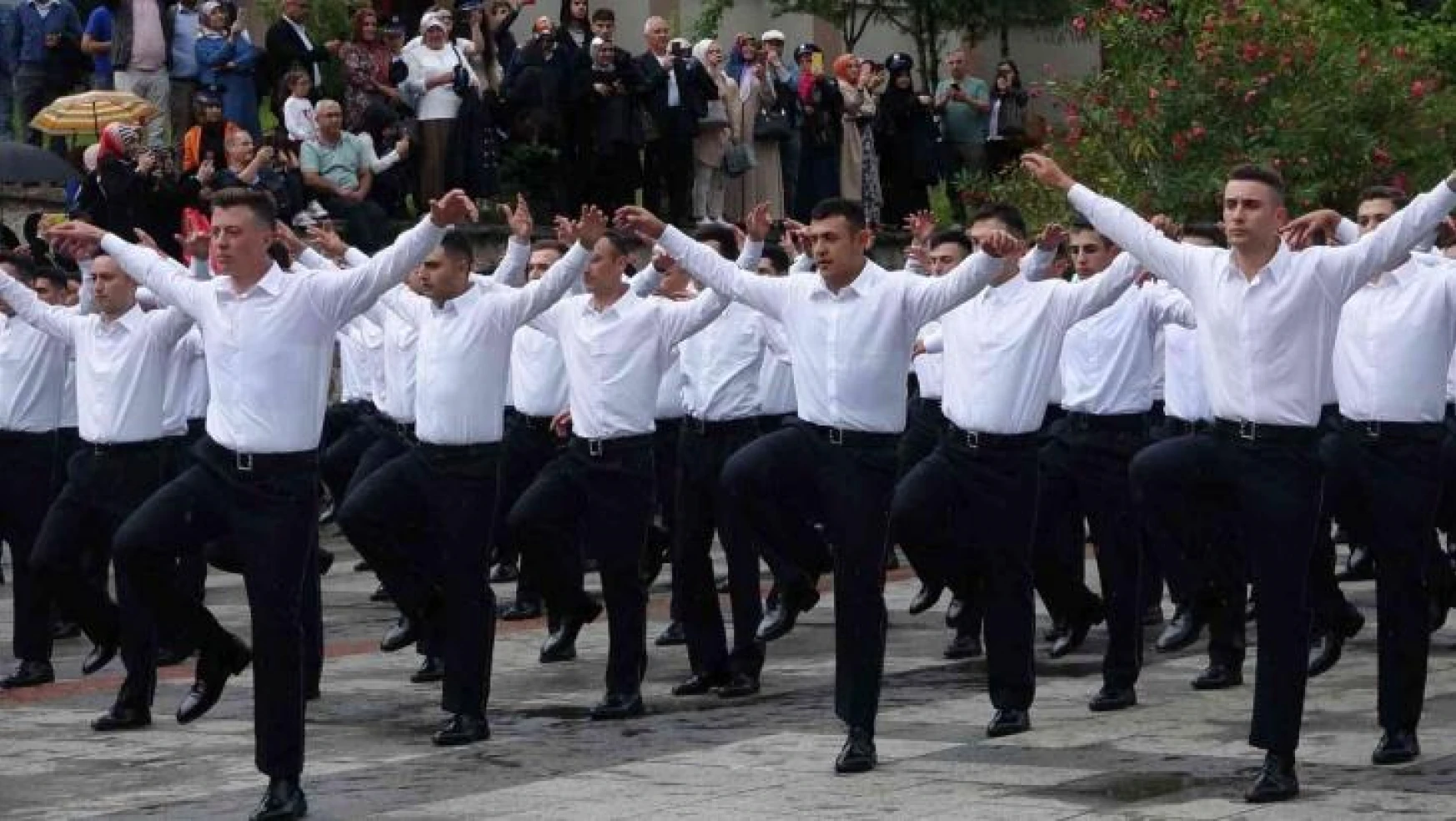 Polis adaylarından yemin töreninde 'Zeybek' gösterisi