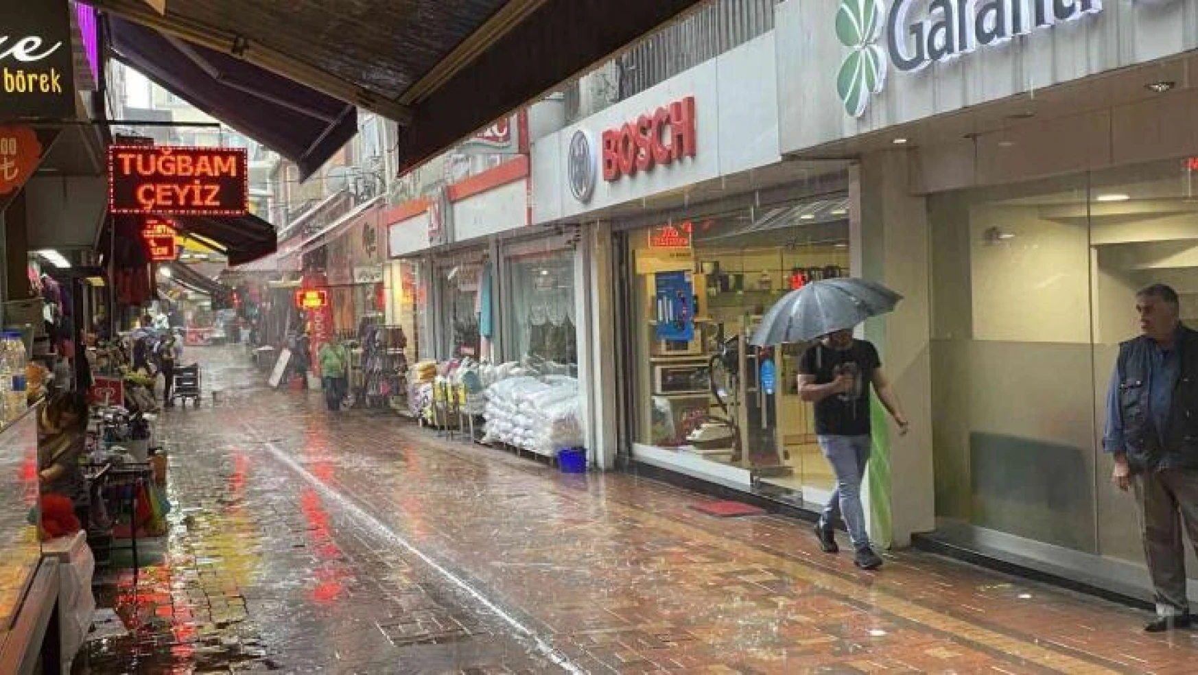 Sağanak yağışa hazırlıksız yakalandılar, dükkanlara sığındılar