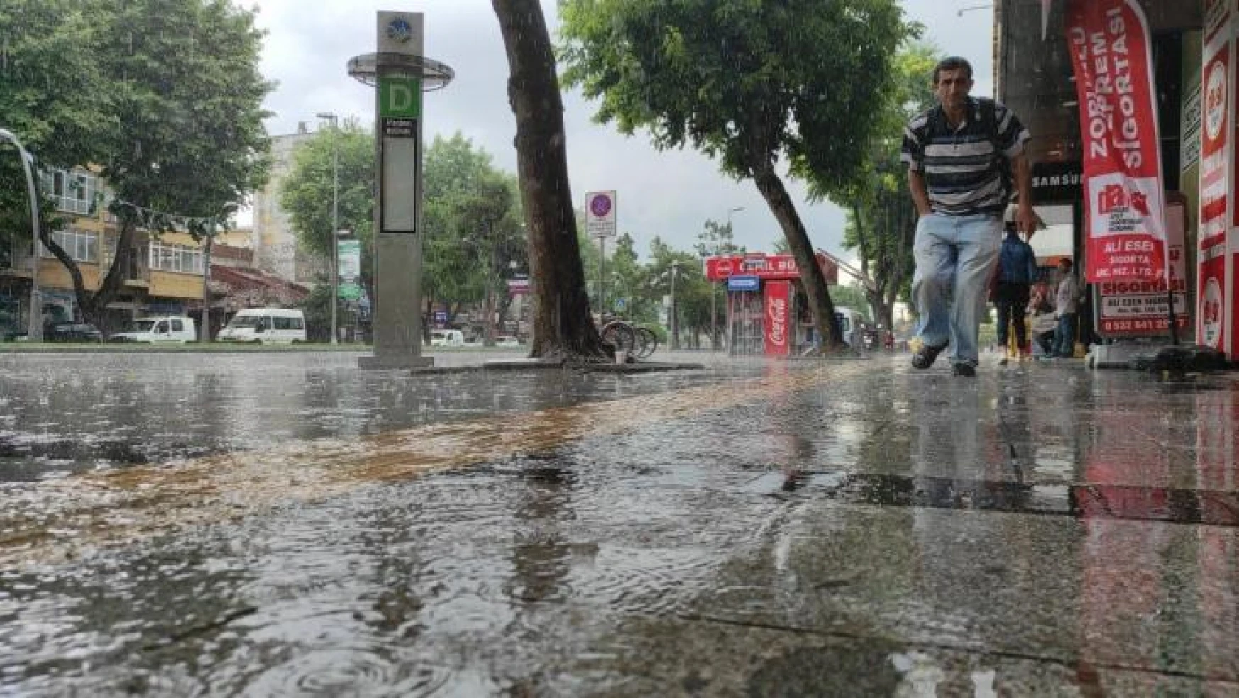 Sakarya'da sağanak etkili oldu: Vatandaşlar ıslanmaktan kurtulamadı