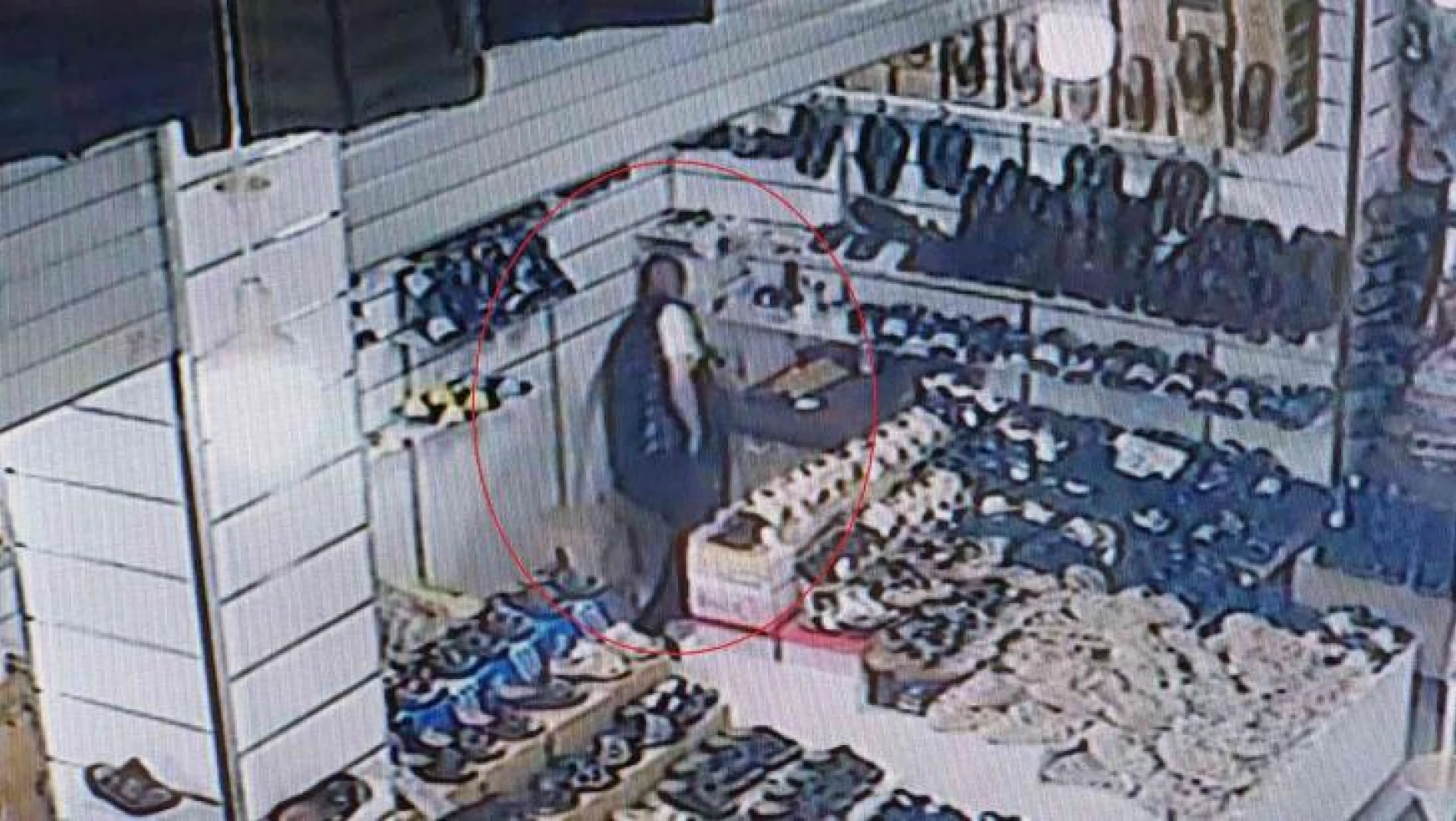 Samsun Yabancılar Çarşısı'nda iş yerinden para hırsızlığı kamerada