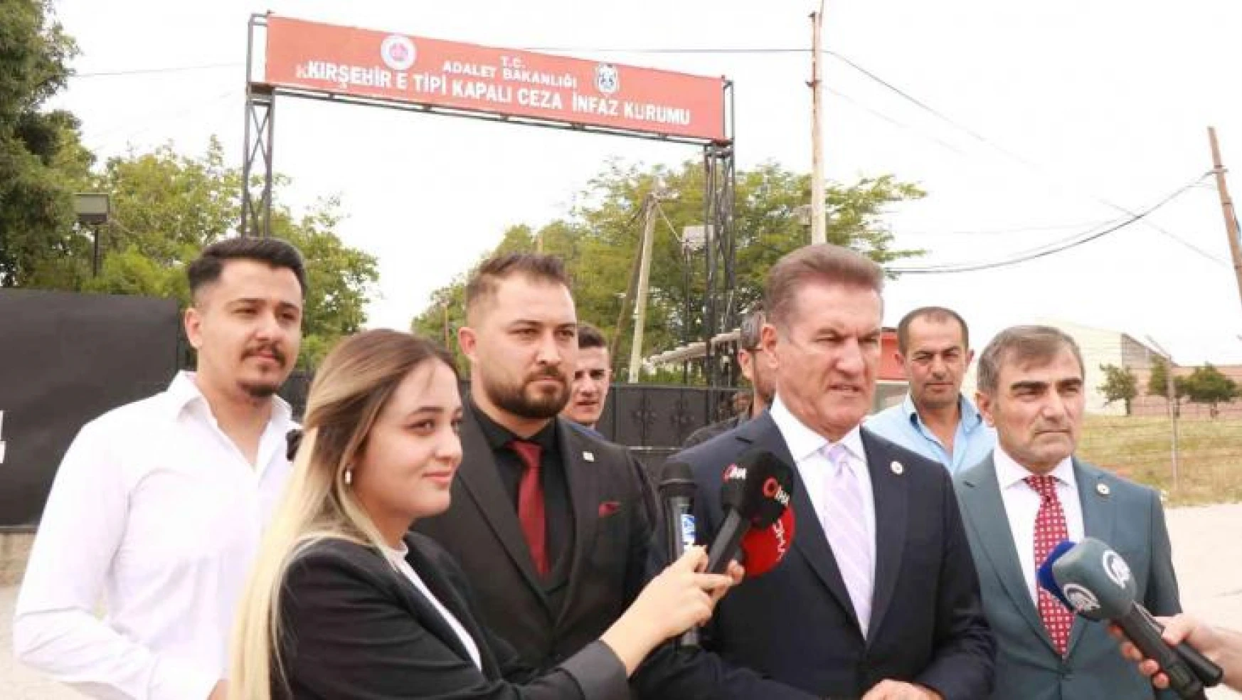 Sarıgül, Kırşehir E-Tipi Cezaevi önünde af çağrısını yineledi