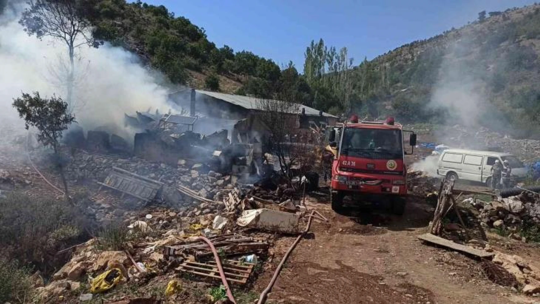 Seydişehir'de ev ve samanlık yangını: 1 yaralı