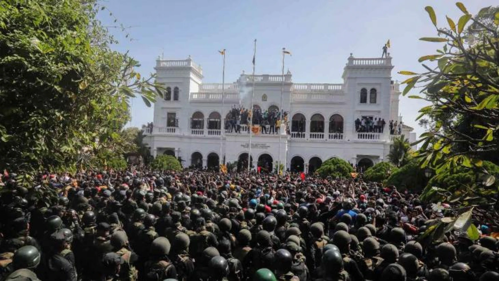 Sri Lanka'da eylemciler, Başbakanlık ofisi bastı